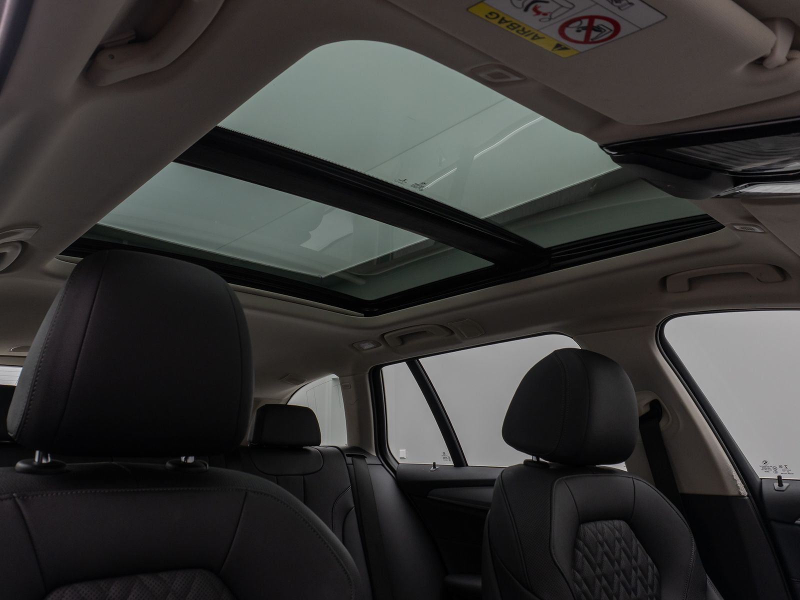 Fahrzeugabbildung BMW 530d Panorama Kamera HUD DAB Alarm AHK Sport