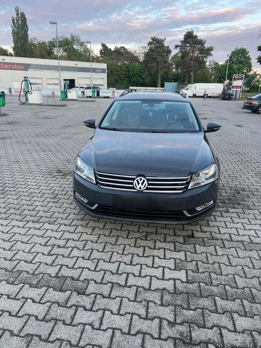 Volkswagen Passat 2011 — rear view