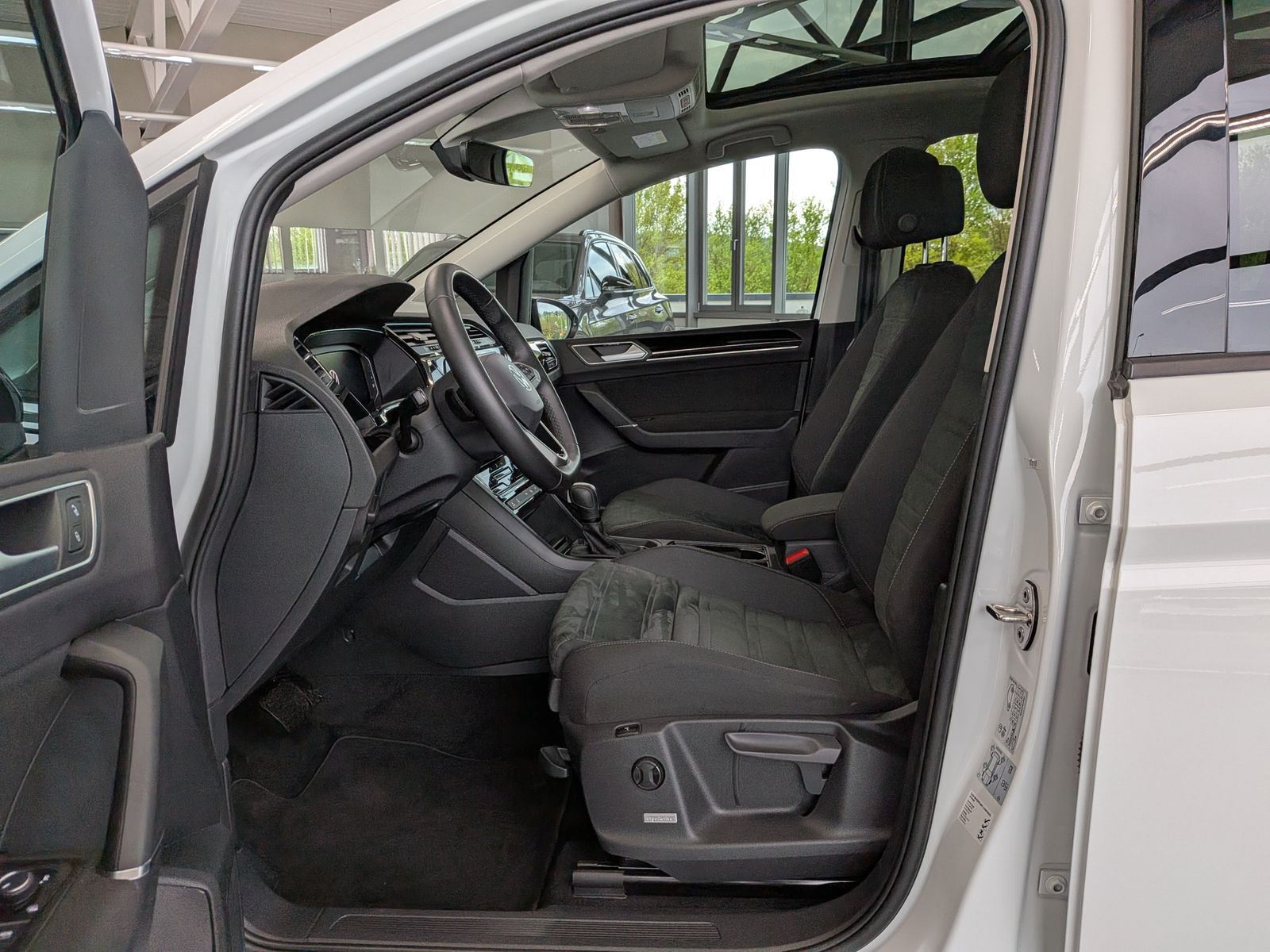 Fahrzeugabbildung Volkswagen Touran 2.0 DSG R-Line High Pano 7-Si IQ AHK VOLL