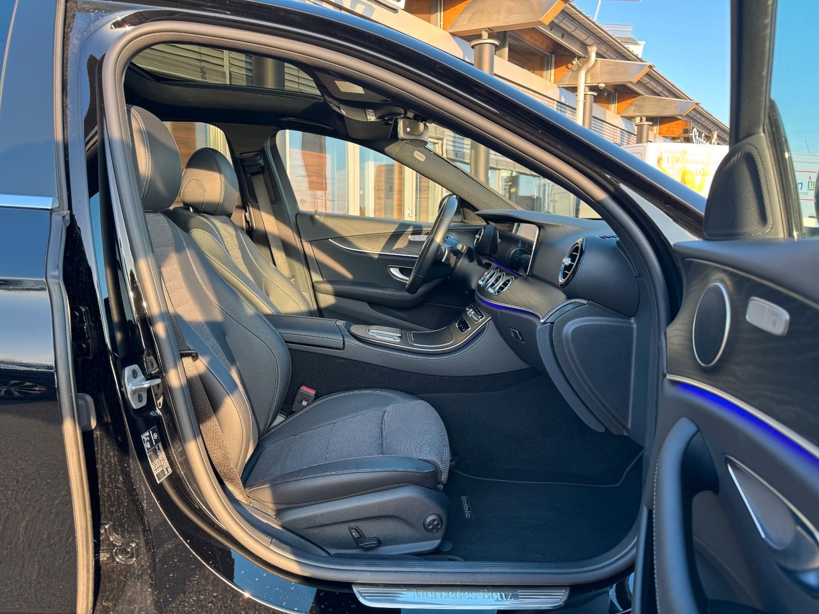 Fahrzeugabbildung Mercedes-Benz E 220d Avantgarde+Pano+AHK+DistrPlus+MultiBeam+