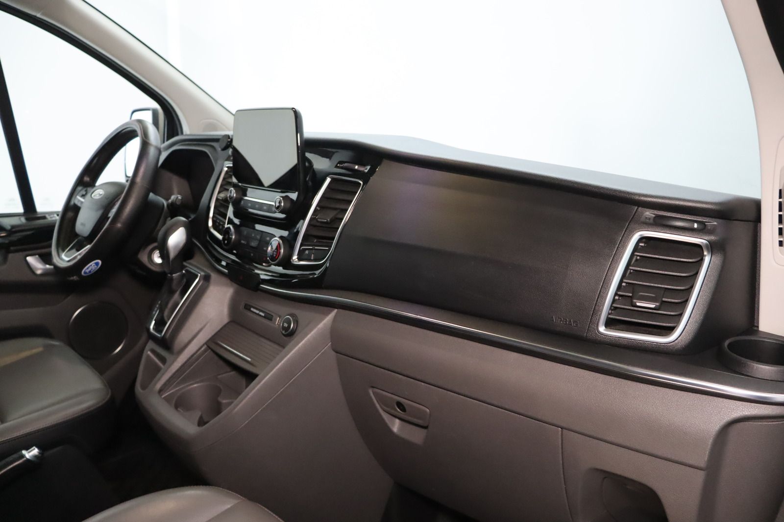 Fahrzeugabbildung Ford Tourneo Custom 2.0 L2 Lang Titanium Black Series