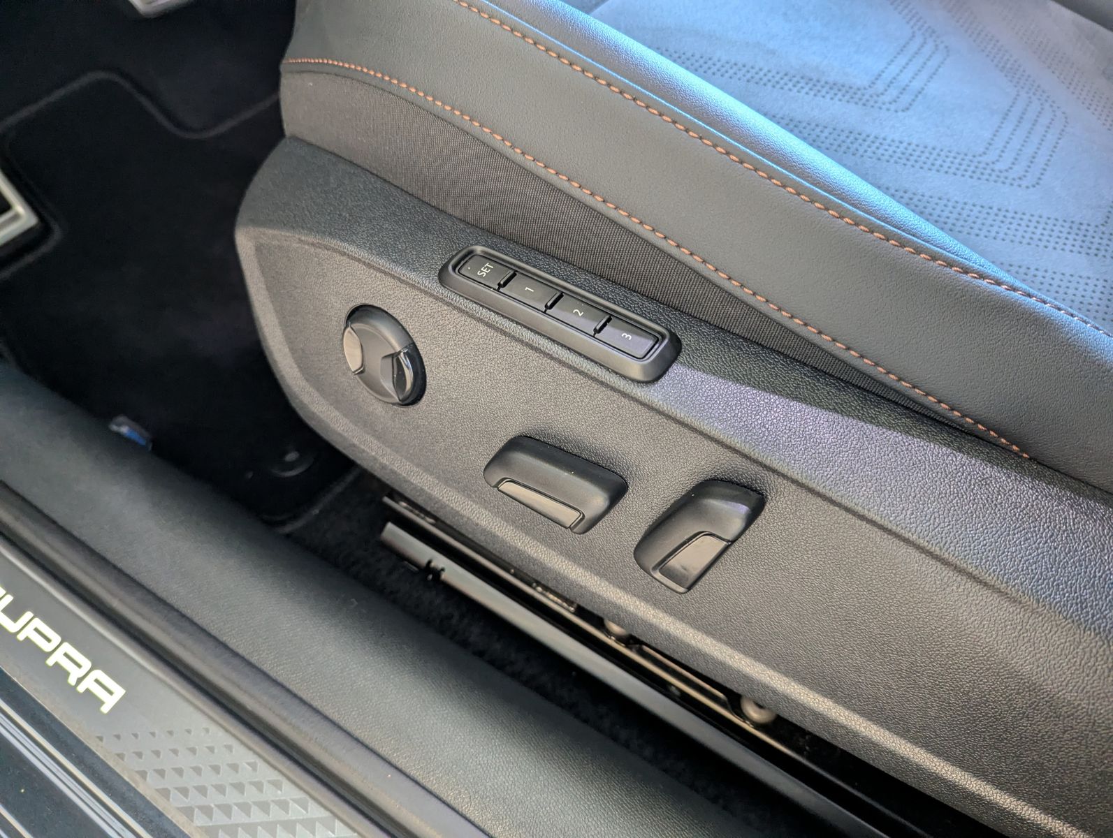 Fahrzeugabbildung CUPRA Leon 1.5 eTSI DSG Skyline Dinamica Memory AHK 19