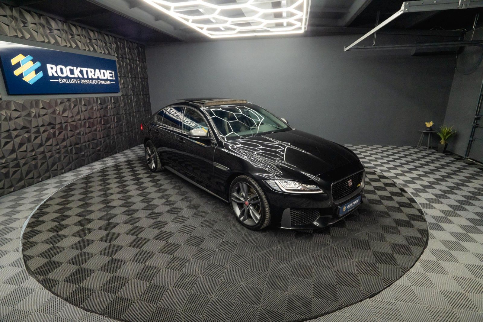 Fahrzeugabbildung Jaguar XF 300 Sport Black Edition | Pano | LED | 20Zoll