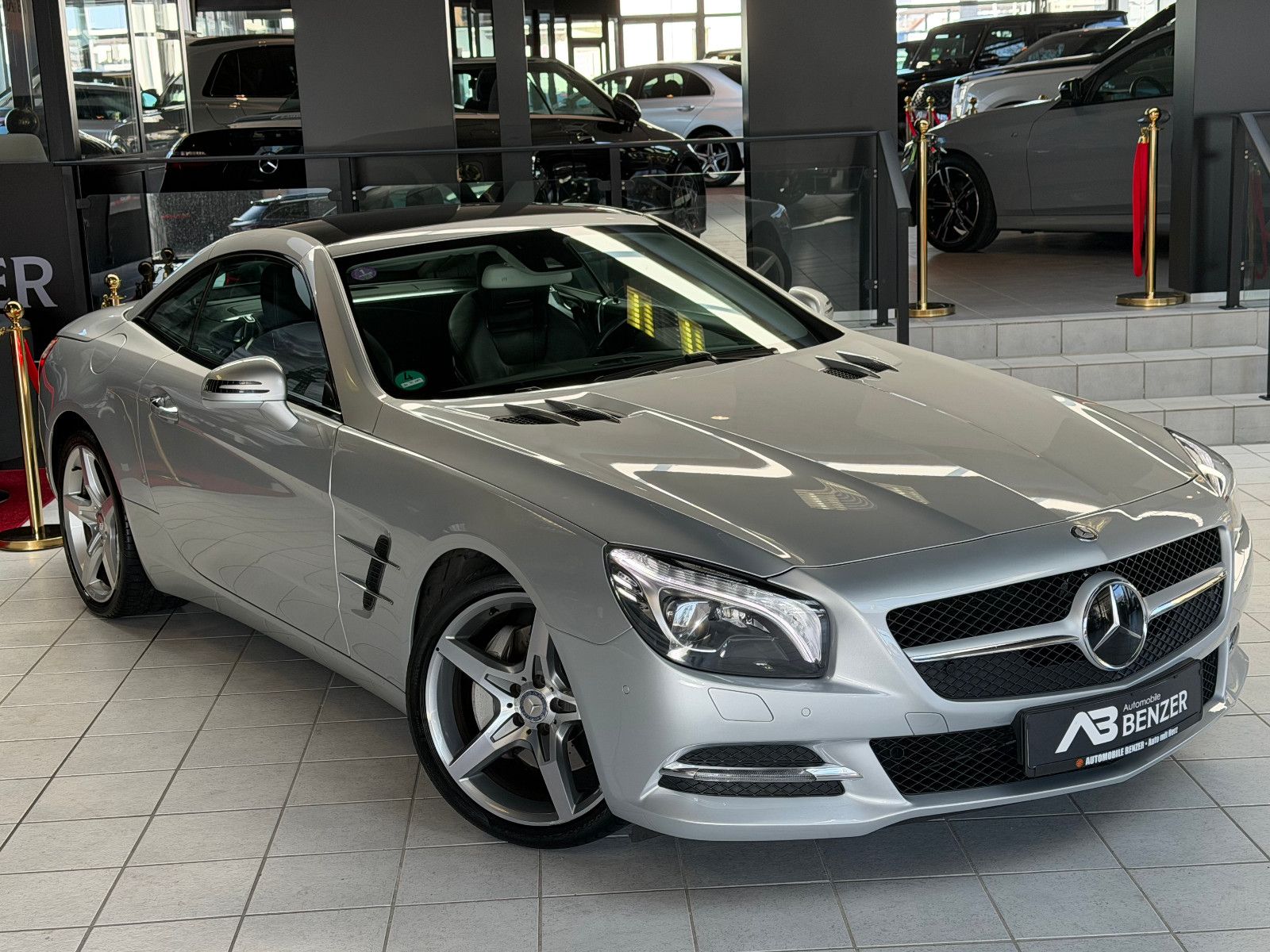 Fahrzeugabbildung Mercedes-Benz SL 350 /AMG/HARMAN-KARDON/MEMORY/T-WINKEL