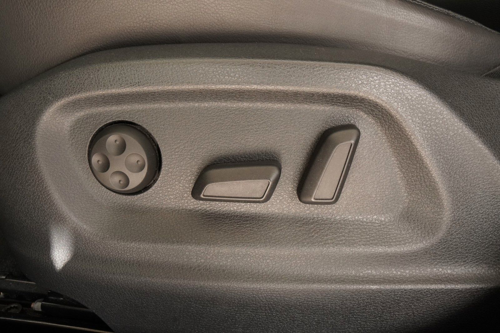 Fahrzeugabbildung Volkswagen Tiguan Sport & Style 4Motion*Aut.*Navi*Leder*AHK