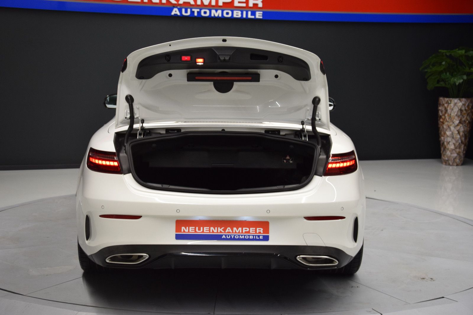 Fahrzeugabbildung Mercedes-Benz E 200 Cabrio 1.Hand AMG LED NAVI Ambiente Leder