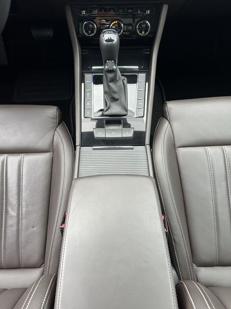Fahrzeugabbildung SKODA Superb Combi 2.0 TDI 4x4 DSG L&K NAV+LED+PANO+VC