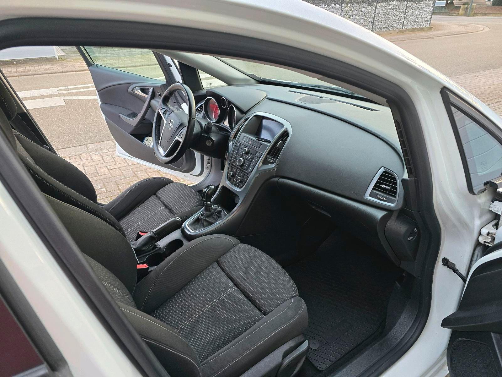 Opel Astra 2014 — photo 13