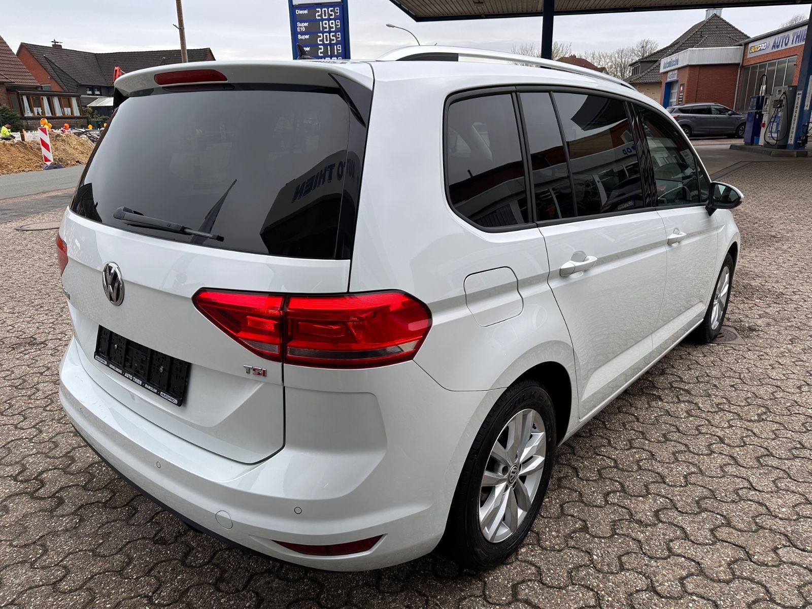 Fahrzeugabbildung Volkswagen Touran Comfortline 1.4 TSI 7-Sitze/ACC/SHZG/Navi
