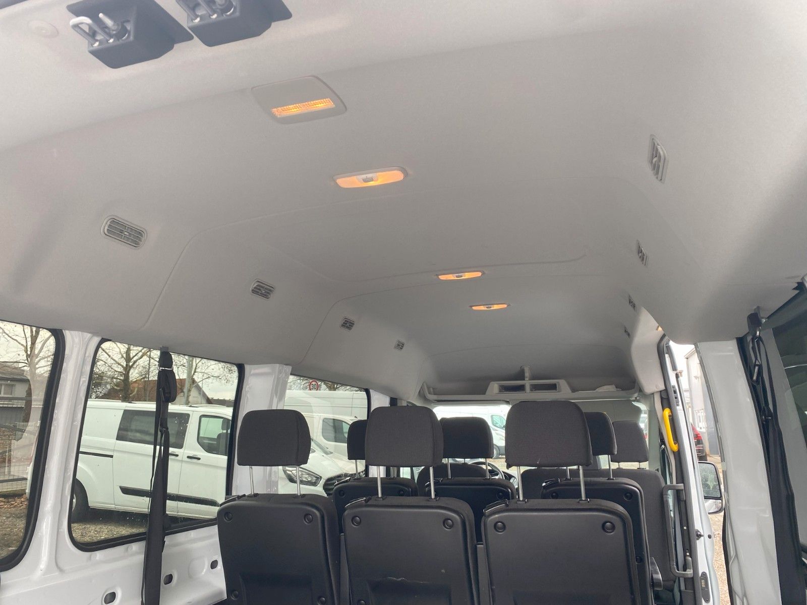 Fahrzeugabbildung Ford Transit Kombi 350 L3 Trend,9SitzerROLLSTHULRAMPE