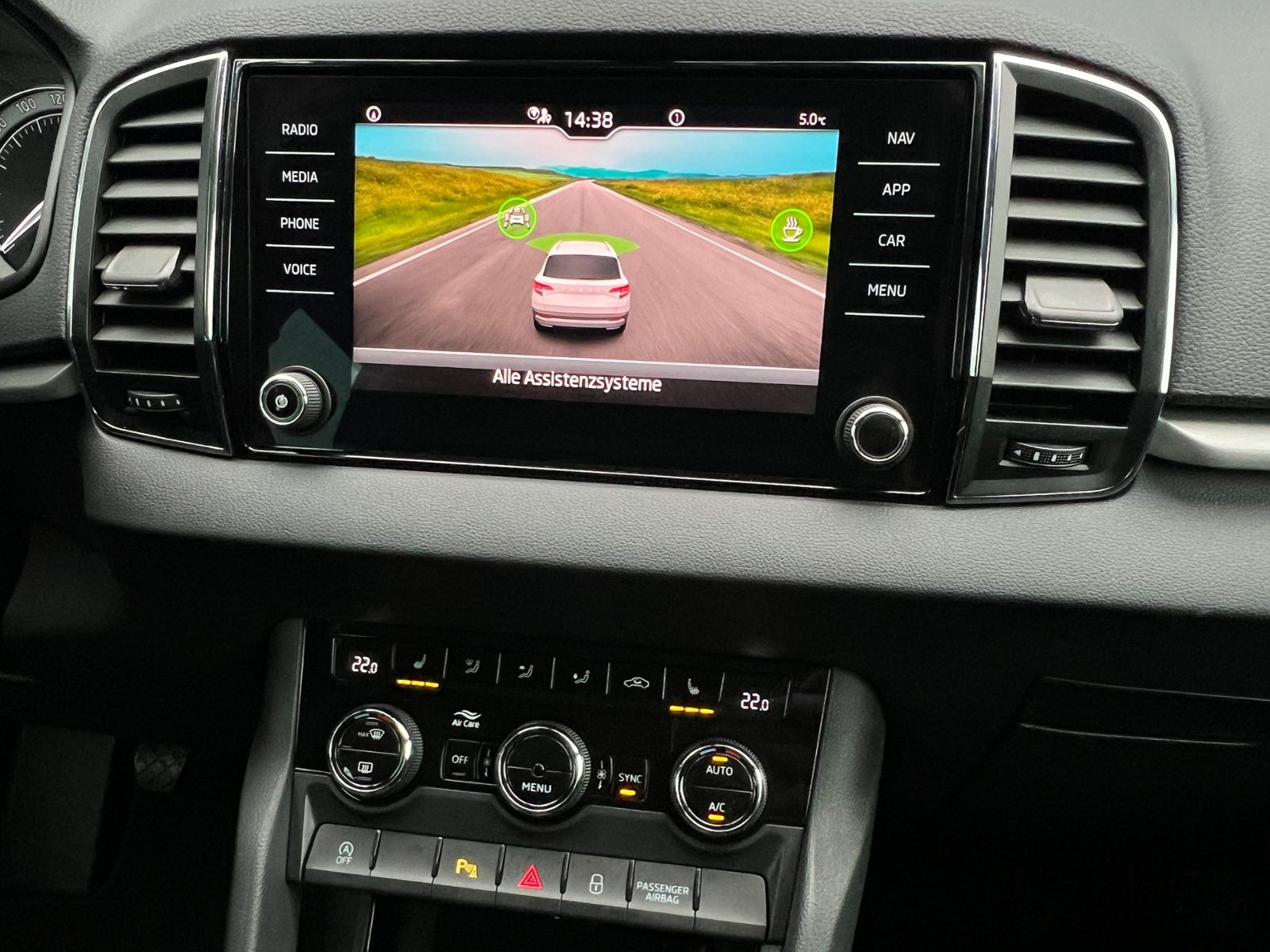 Fahrzeugabbildung SKODA Karoq Ambition 1.5 TSI *AHK, Climatronic, Sitzhz