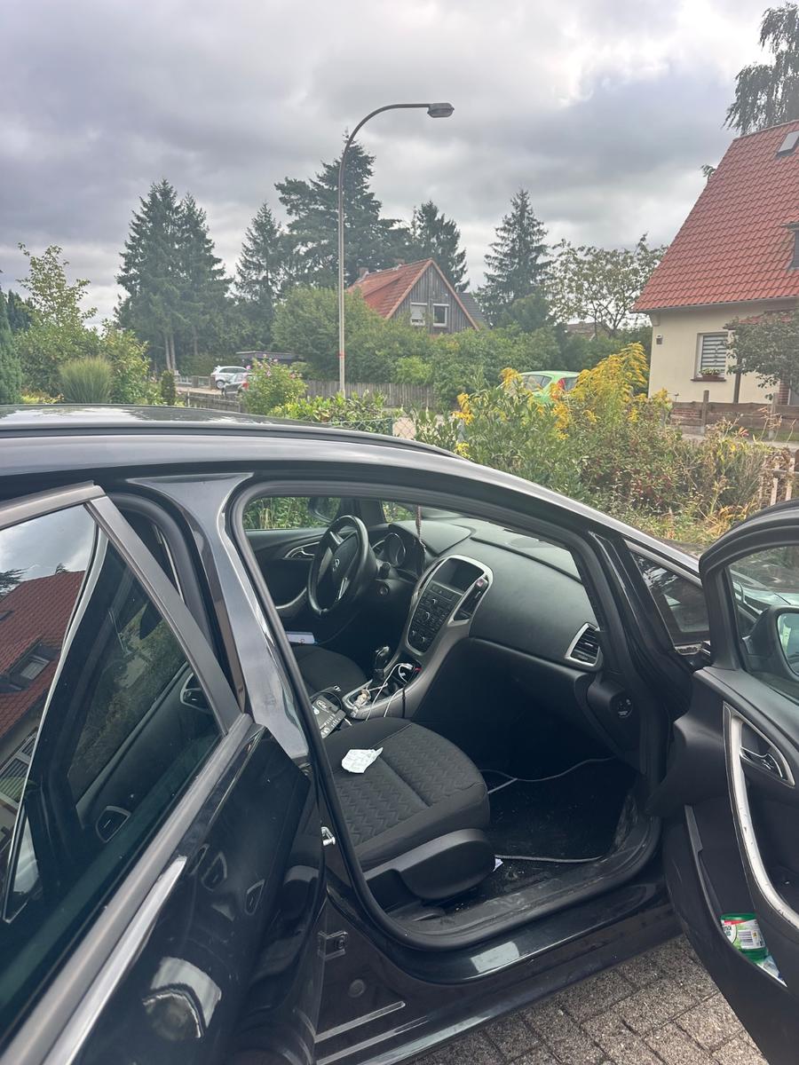 Opel Astra 2013 — interior
