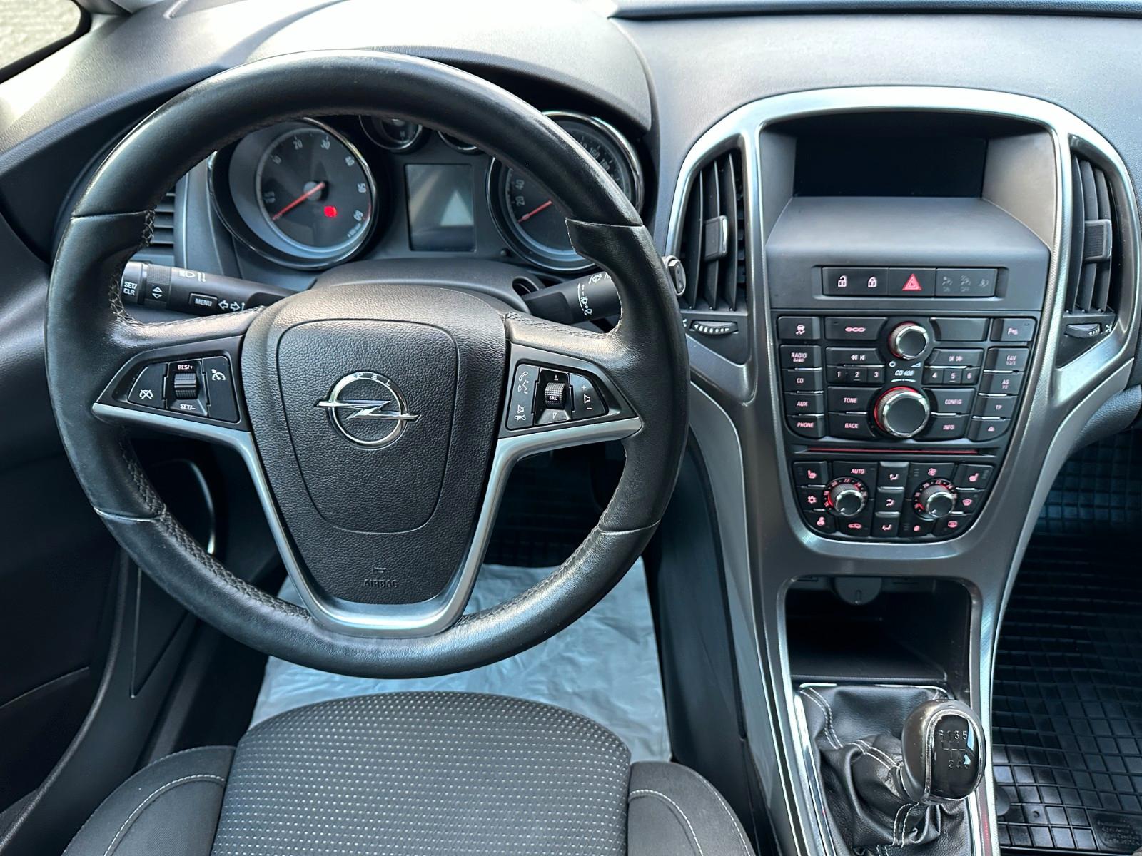 Opel Astra 2011 — photo 11