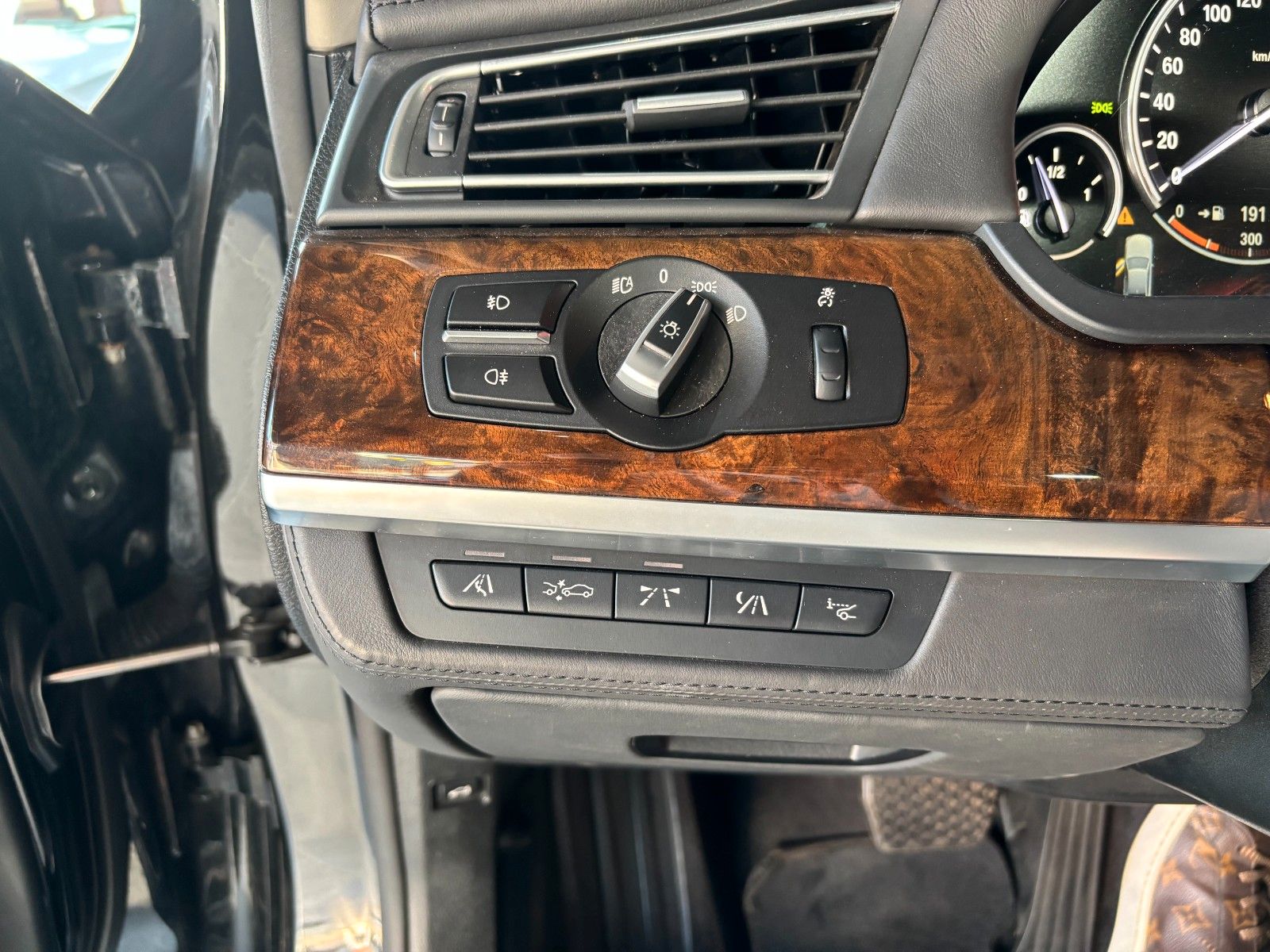 Fahrzeugabbildung BMW 760i L V12/MASSAGE/MEMORY/HUD/SCHIEBEDACH/KAMERA