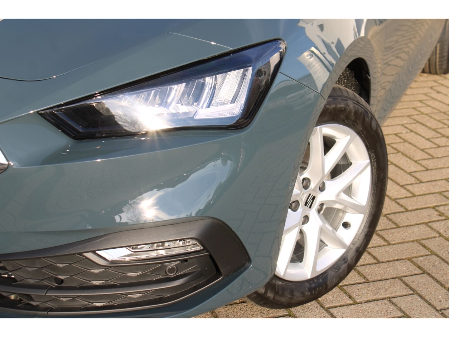 SEAT Leon 1.5 eTSI Style DSG ACC LED DAB PDC RFK SHZg - Image 26