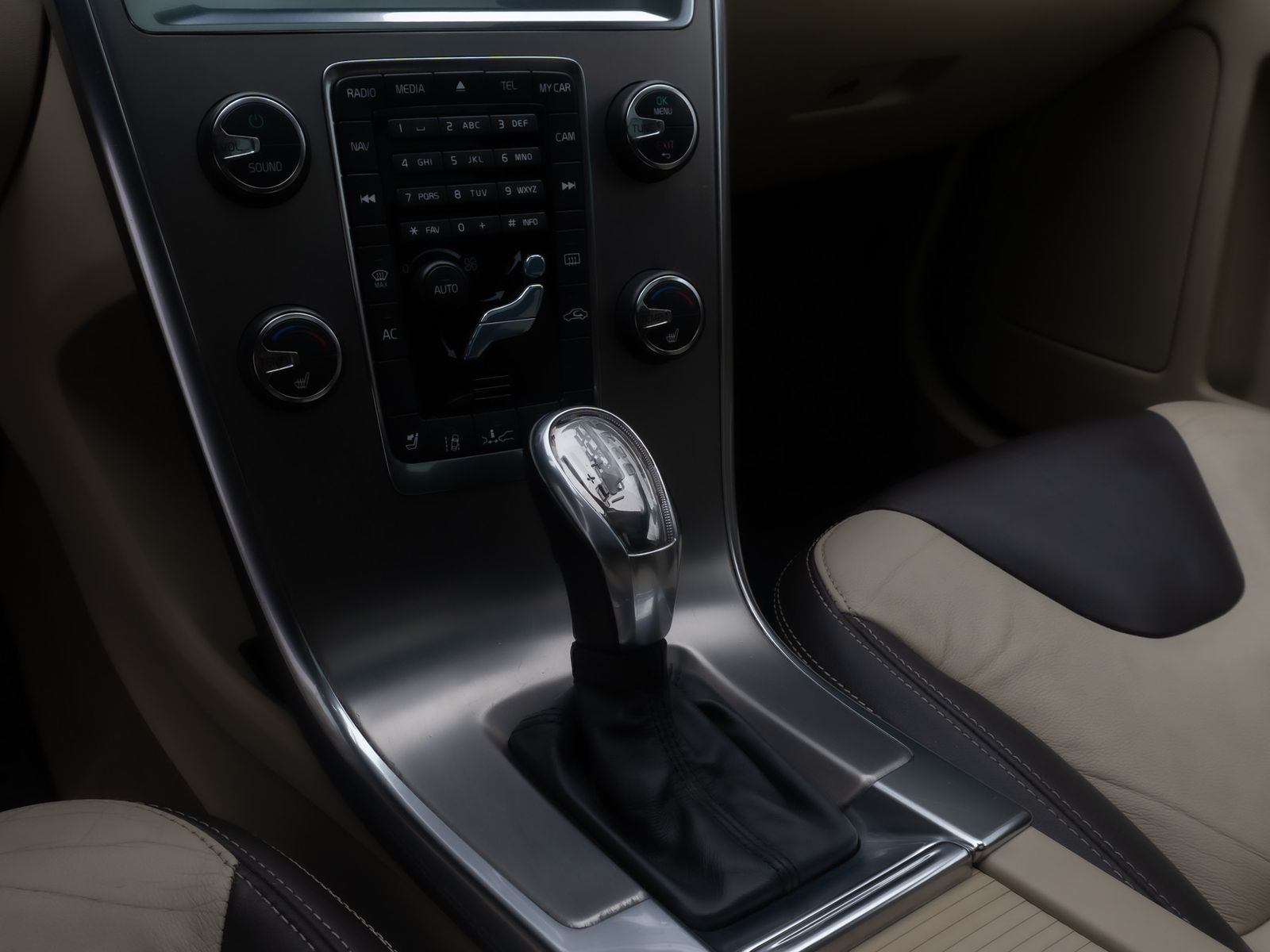 Fahrzeugabbildung Volvo XC60 Summum 2WD Bi-Xenon Kamera Panorama