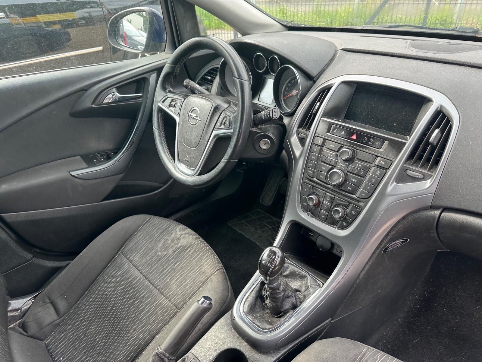 Opel Astra 2015 — photo 15