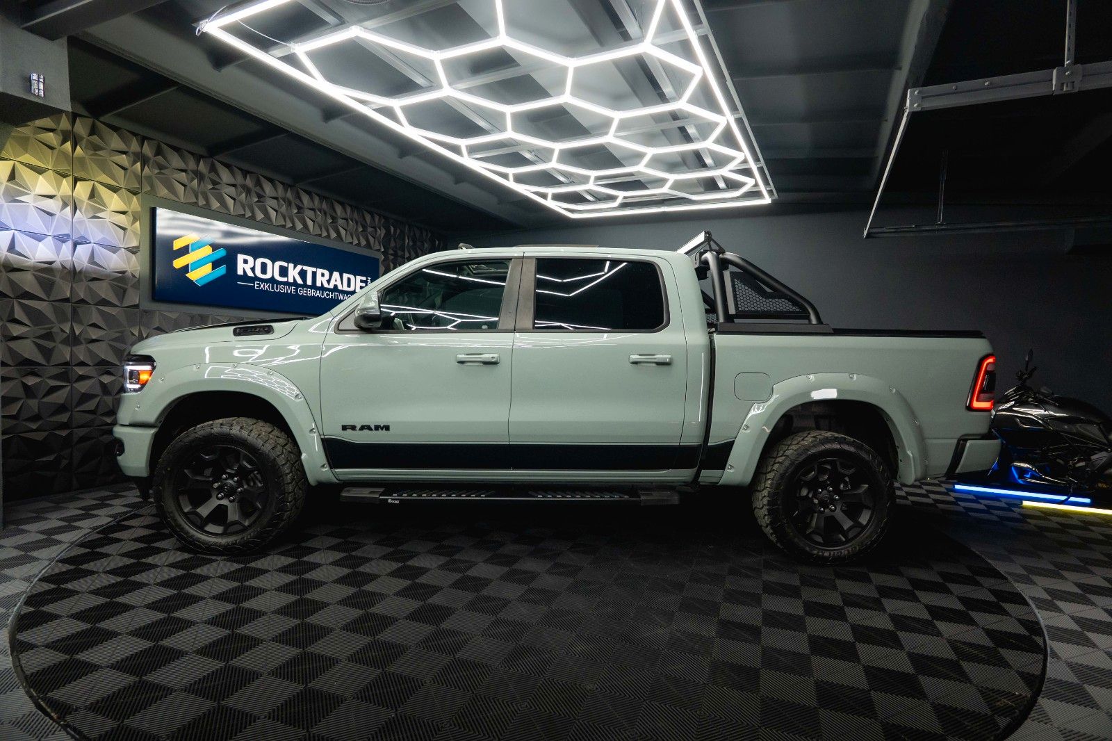 Fahrzeugabbildung Dodge RAM 5.7 V8 HEMI 4x4 OFFROAD Night-Edition *Pano*