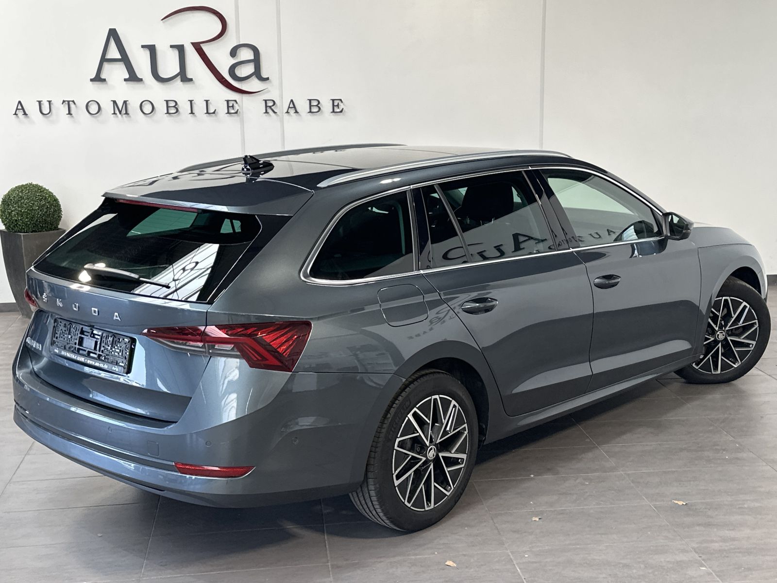 Fahrzeugabbildung SKODA Octavia Combi 2.0 TDI DSG First NAV+LED+PANO+HUD