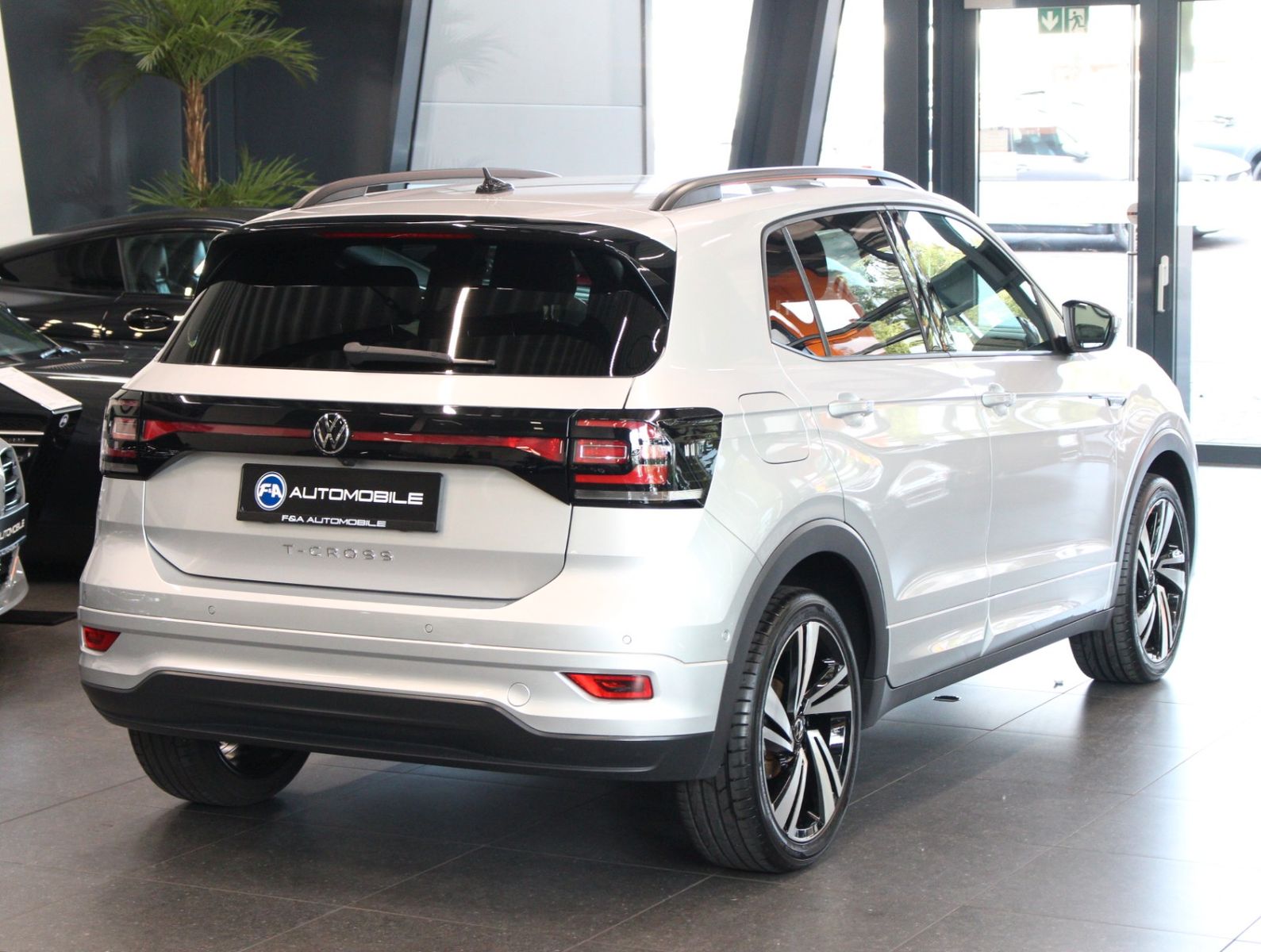 Fahrzeugabbildung Volkswagen T-Cross 1.5 TSI R-Line 1.HAND+ACC+IQ.DRIVE+KMERA