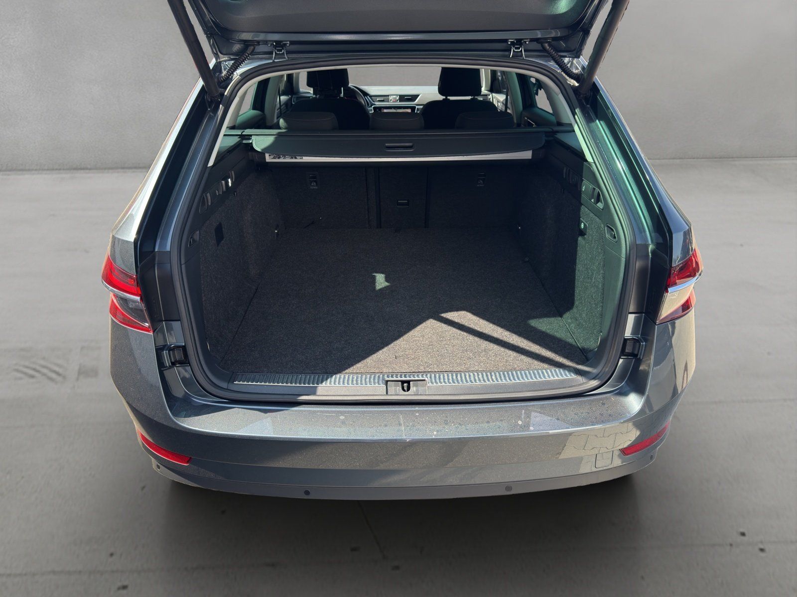 Fahrzeugabbildung SKODA Superb Combi 1.4 TSI Style iV/KAMERA/VIRTUAL/ACC