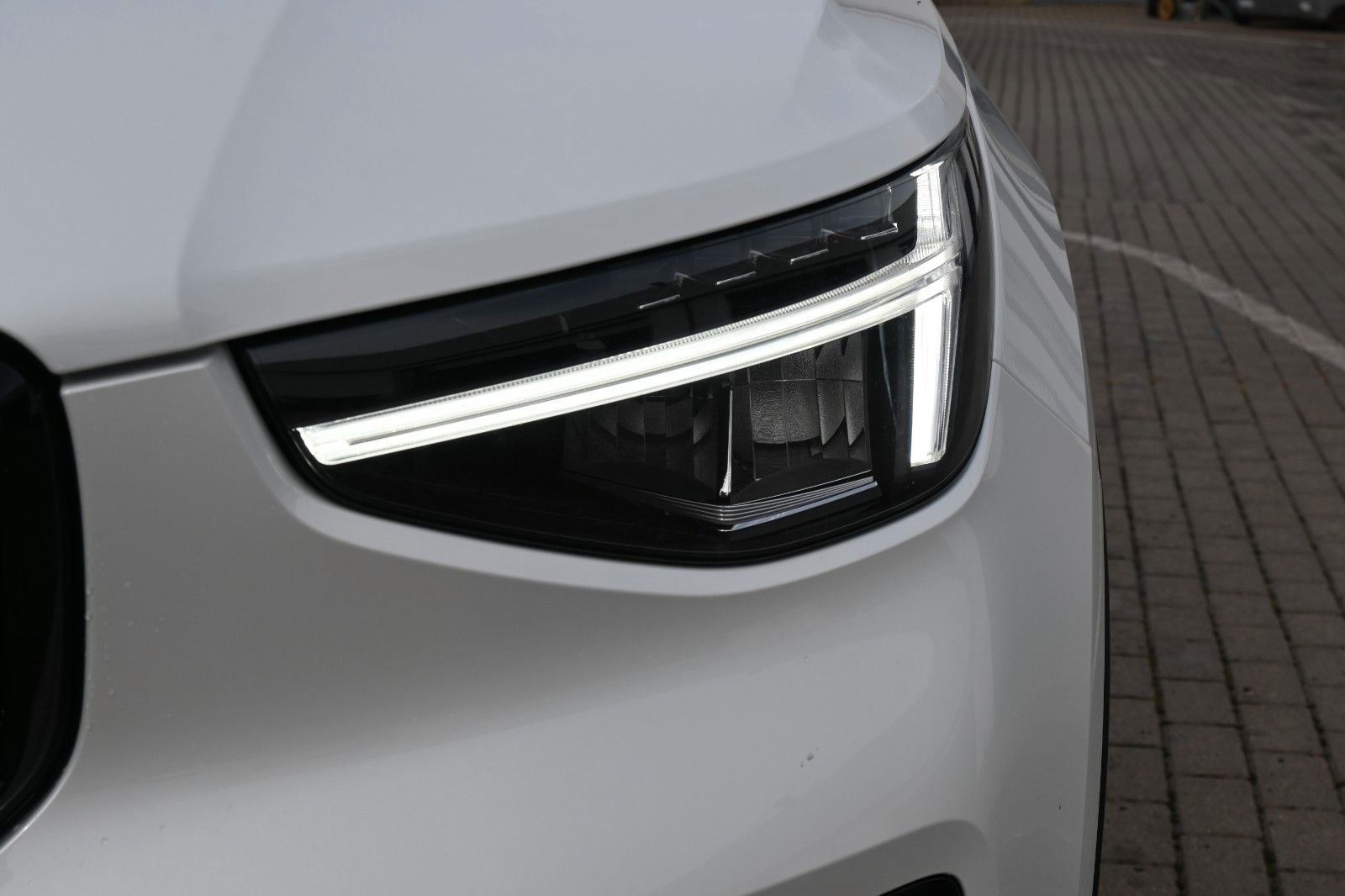 Fahrzeugabbildung Volvo XC40 Plus Dark *ACC*BLIS*H&K*FSHZG*AHK*