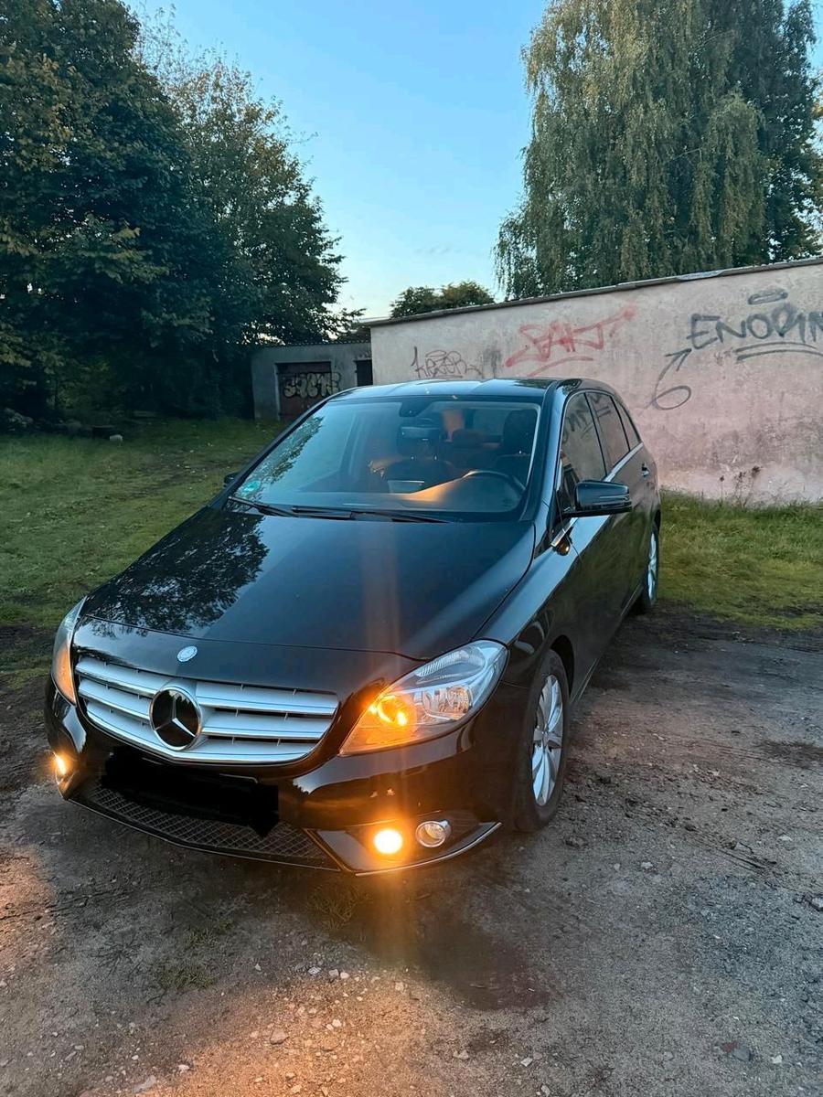 Mercedes-Benz B 180