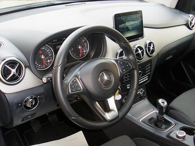 Mercedes-Benz B 180