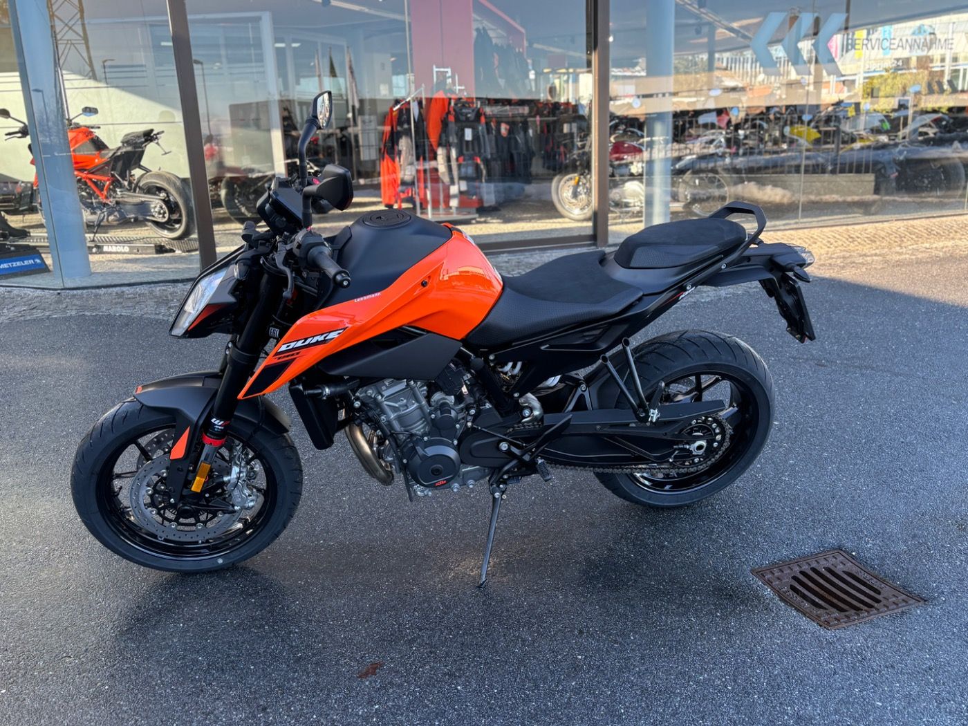 Fahrzeugabbildung KTM 790 Duke Modell 2026 mitTech Pack auch in Schwar