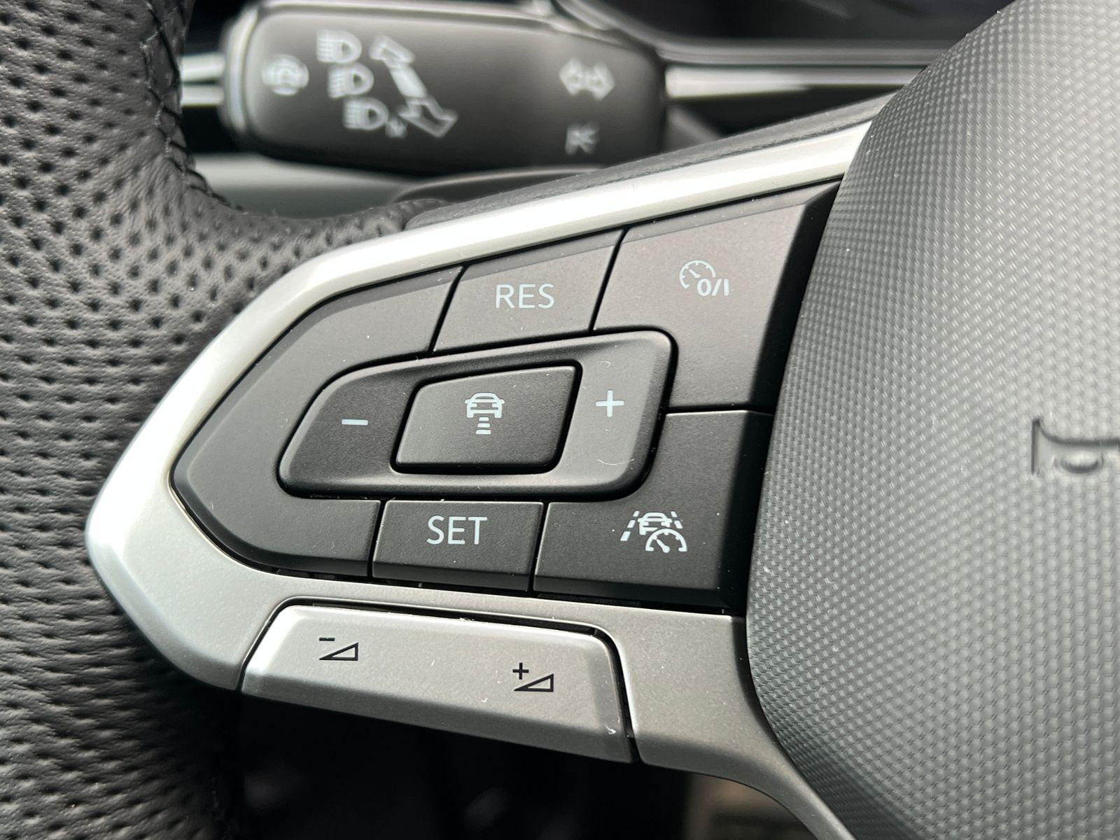 Fahrzeugabbildung Volkswagen T-Roc R-Line 1.5 TSI DSG *AHK, Pano, Black Style