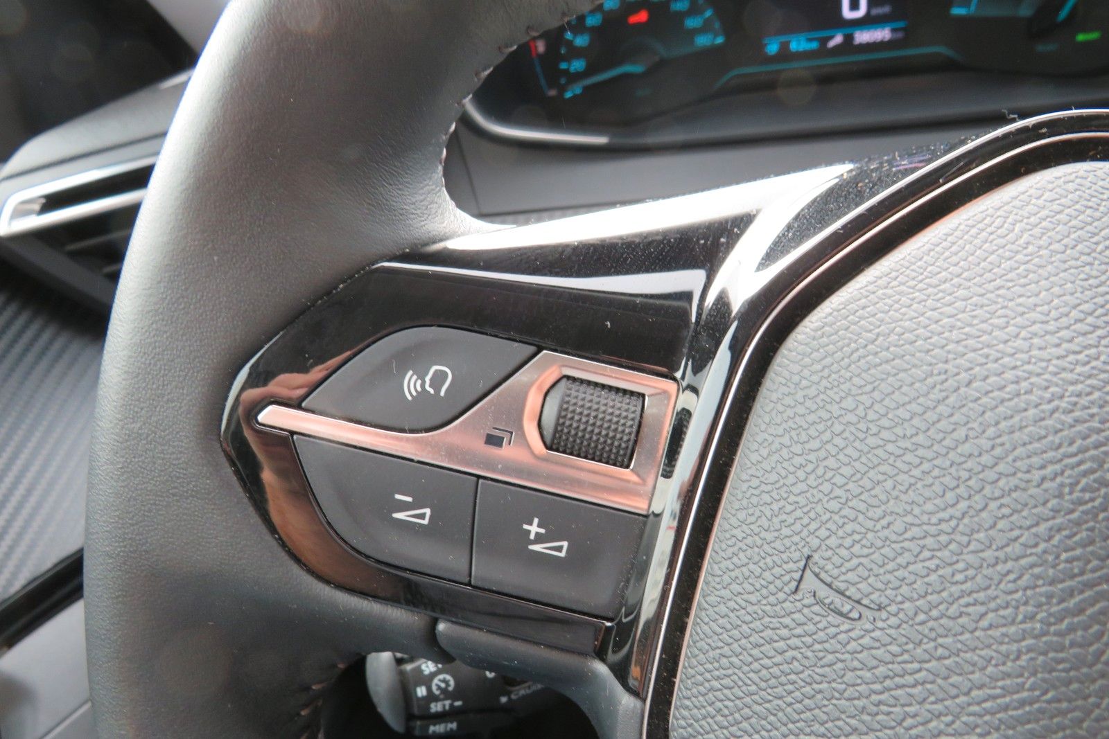 Fahrzeugabbildung Peugeot 2008-E ALLURE APP-CONNECT PDC GRA TELVOR 1.Hd