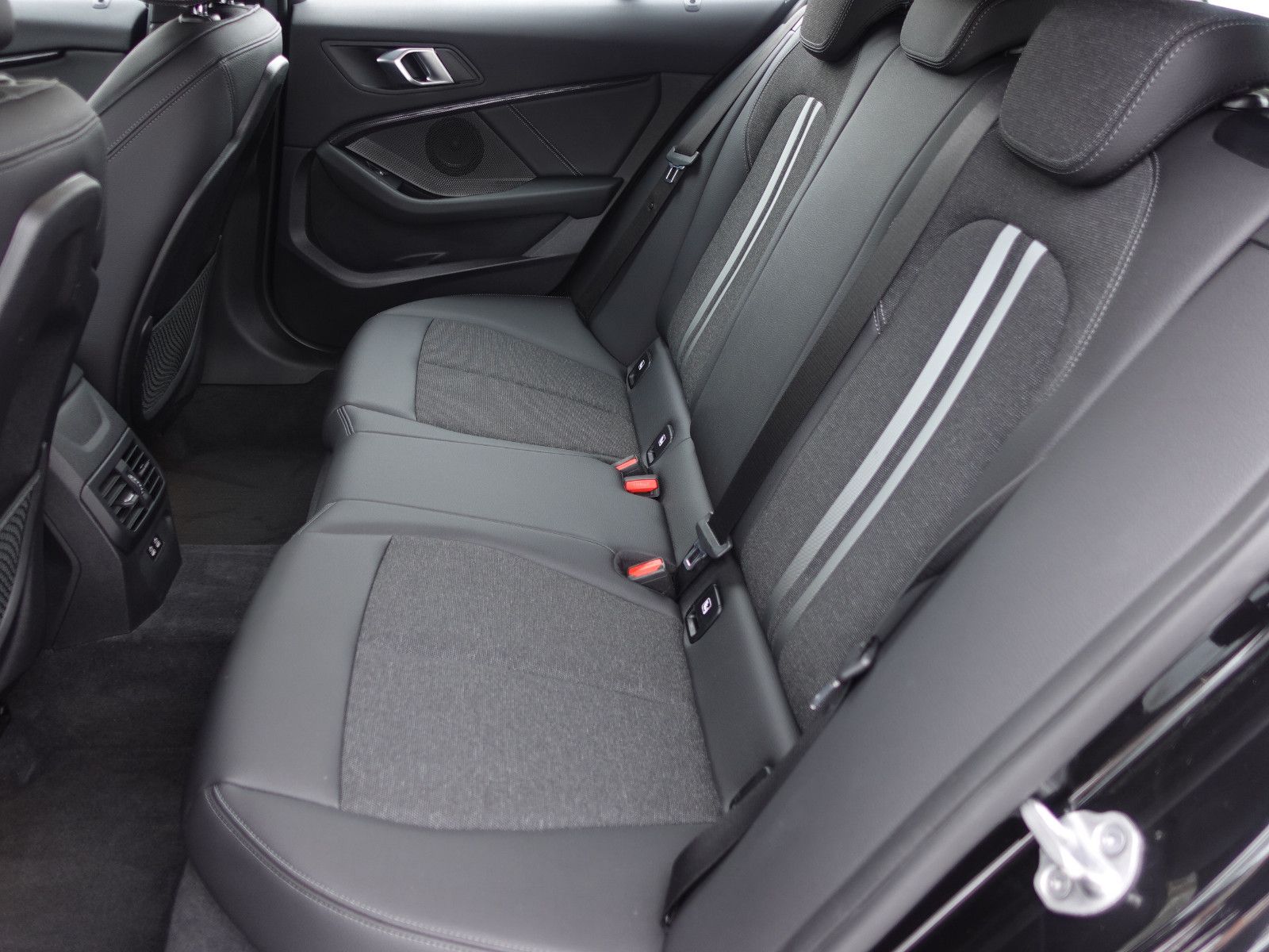 Fahrzeugabbildung BMW 118i Sport Line Navi CarPlay LED-Pkt.