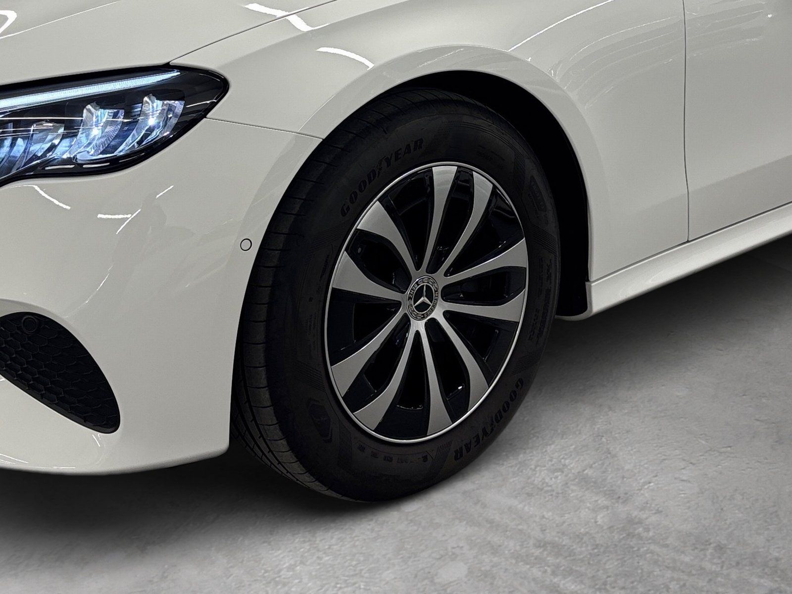 Fahrzeugabbildung Mercedes-Benz E 220 T d Avantgarde*AHK*Distronic*Totwinke*LED*