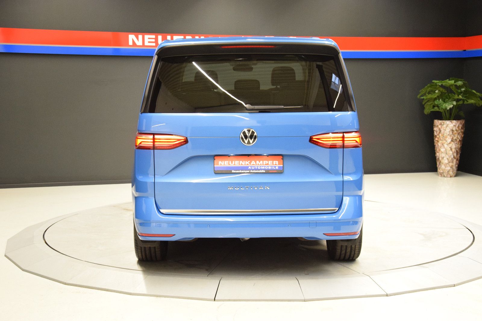 Fahrzeugabbildung Volkswagen T7 Multivan Style DSG Pano vis-a-vis Matrix AHK