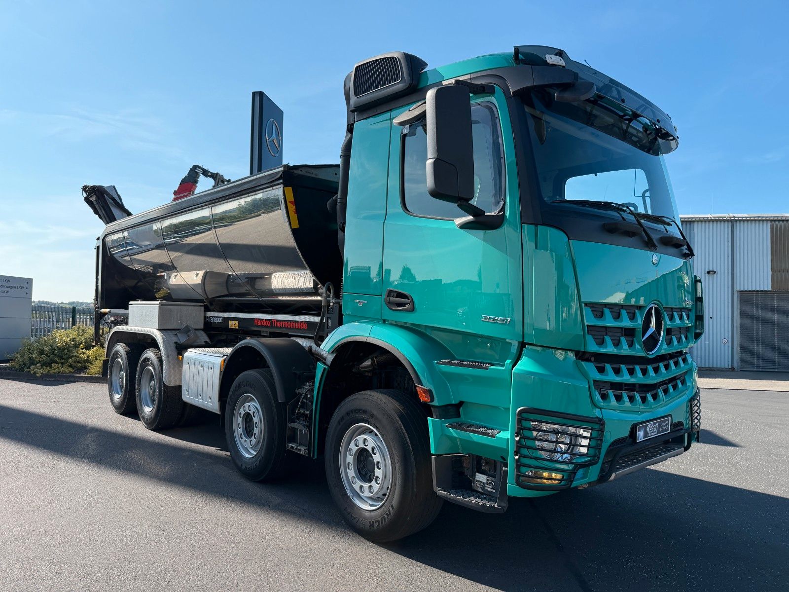 Fahrzeugabbildung Mercedes-Benz Arocs 3251K 8x4 AMTEC Thermokipper +Sprider M25E