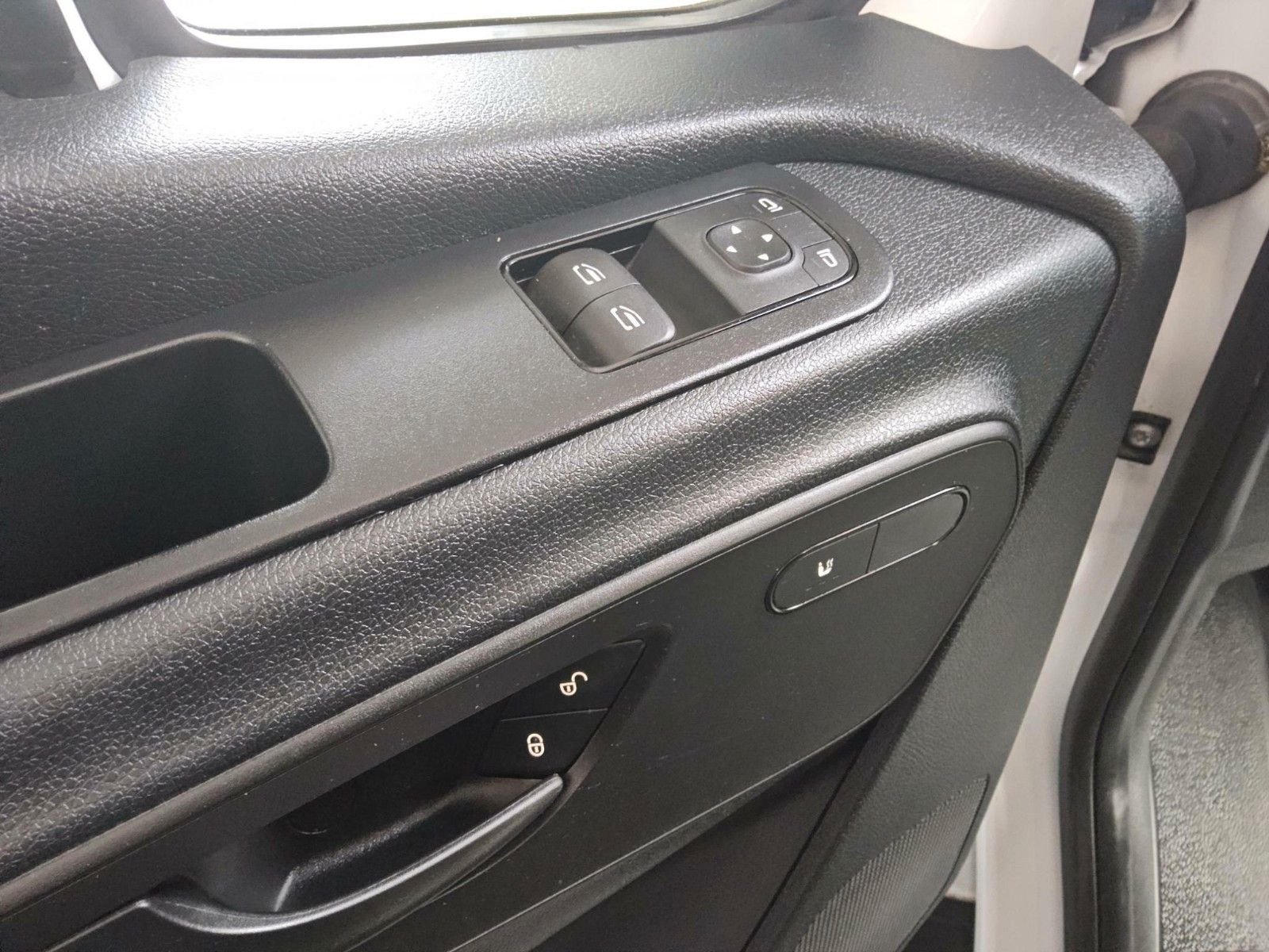 Fahrzeugabbildung Mercedes-Benz Sprinter 215 CDI 9G Pritsche/Plane Klima AHK