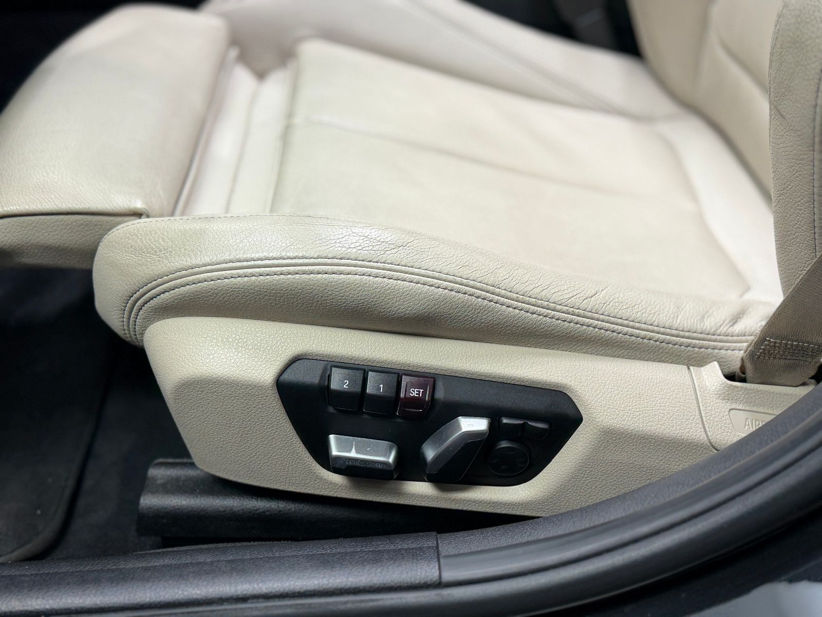 Fahrzeugabbildung BMW 335d xDrive Limo M Sport|H&K|PANO|HuD|VOLL