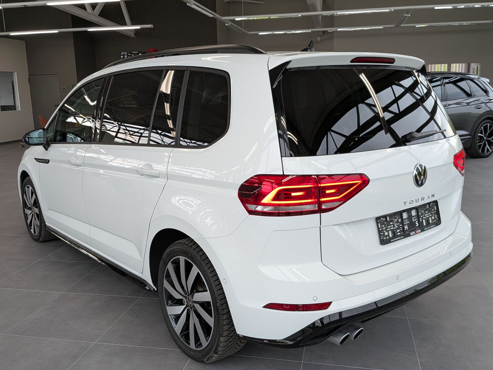 Fahrzeugabbildung Volkswagen Touran 2.0 DSG R-Line High Pano 7-Si IQ AHK VOLL