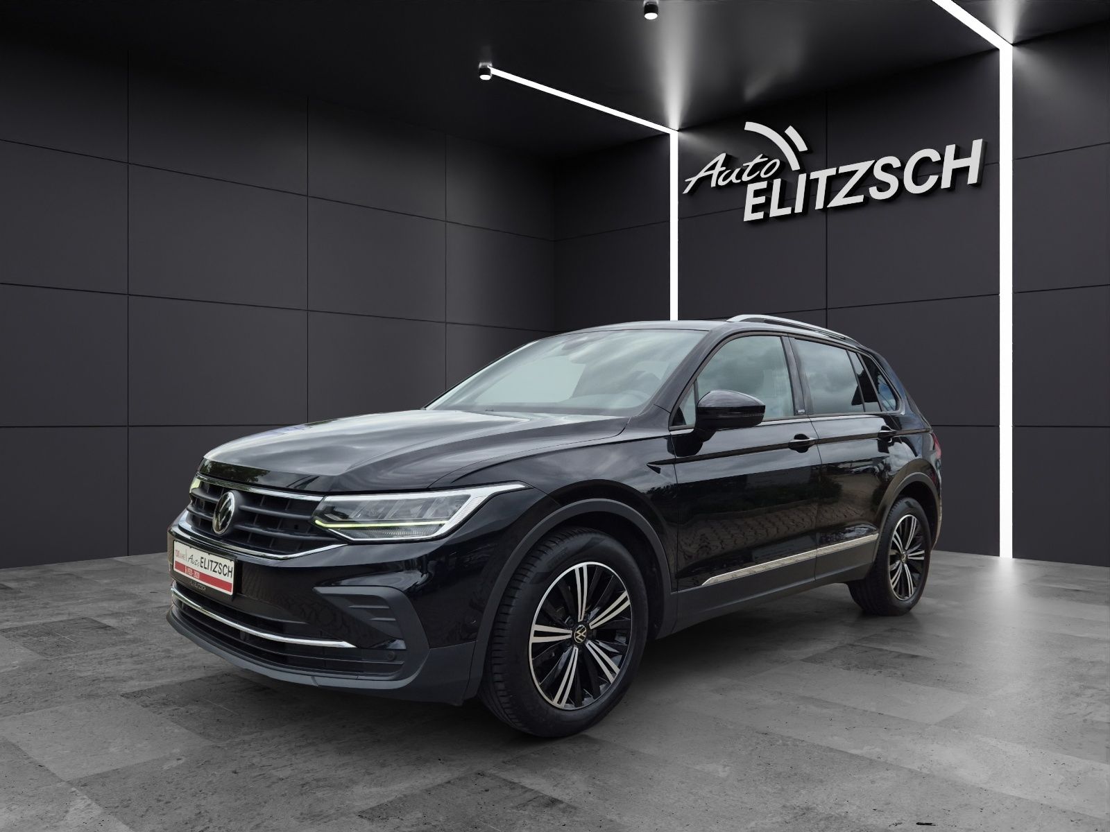 Fahrzeugabbildung Volkswagen Tiguan TSI United DSG LED Navi AID ACC Park-Assi