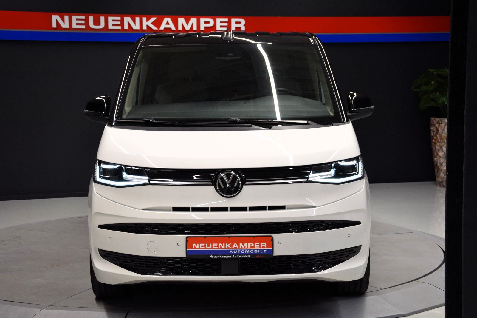 Fahrzeugabbildung Volkswagen T7 Multivan Edition lang Matrix AHK Standheiz