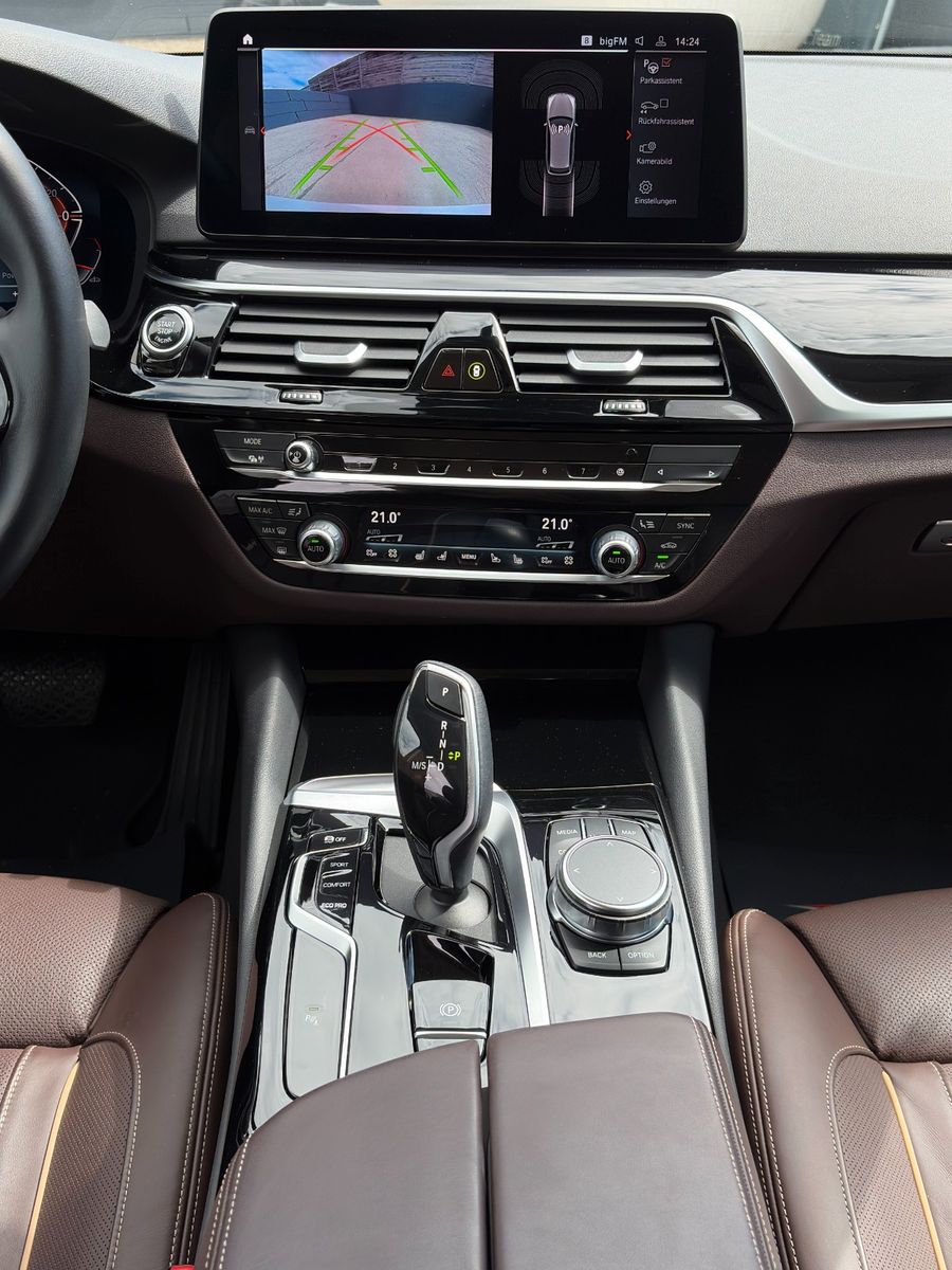Fahrzeugabbildung BMW 530i Touring SHAD NAPPA HuD ACC SHZ SBL CAM PDC
