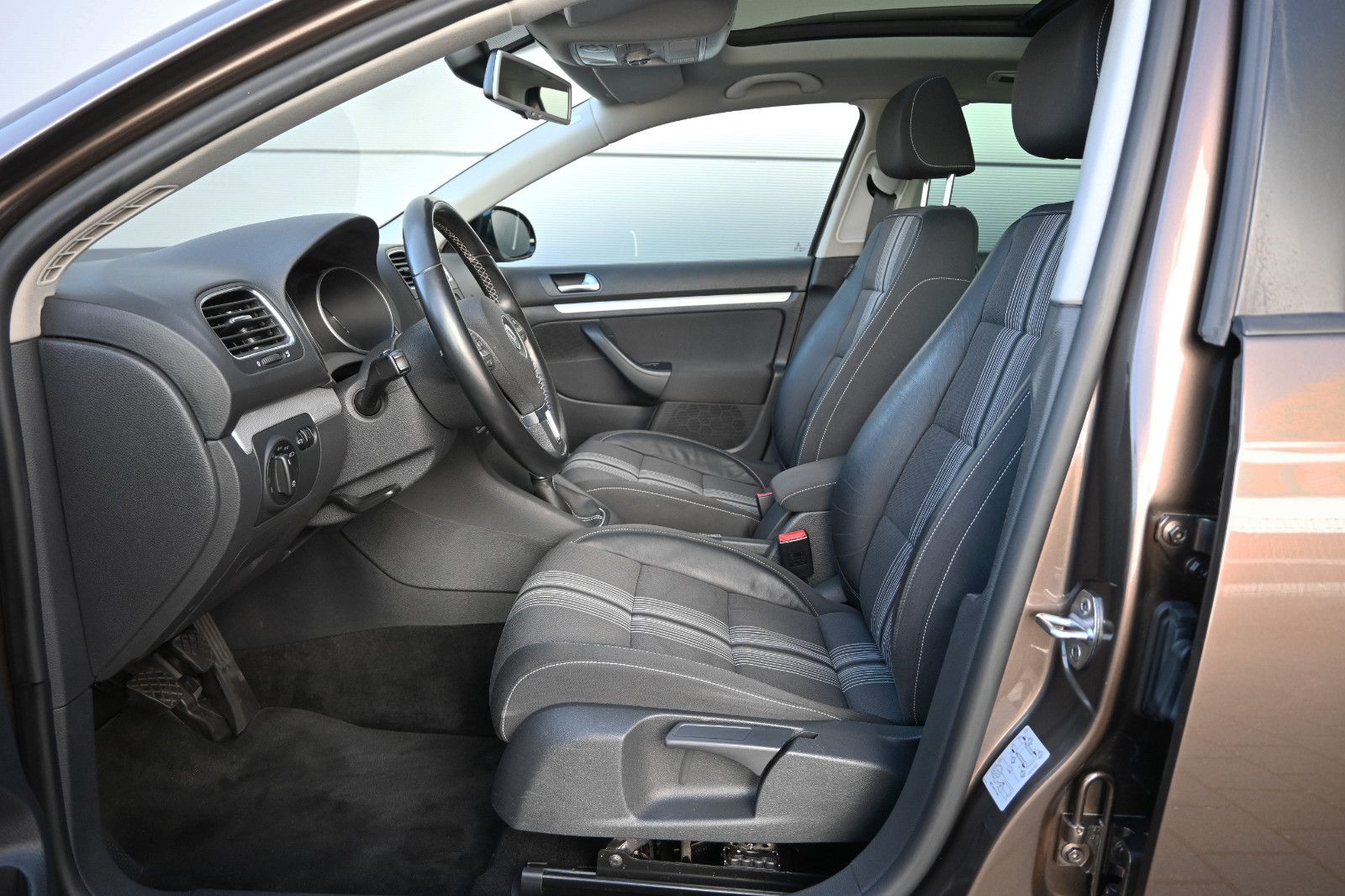 Fahrzeugabbildung Volkswagen Golf 1.6 TDI Variant MATCH °AHK°PANO°STANDHEIZ.°