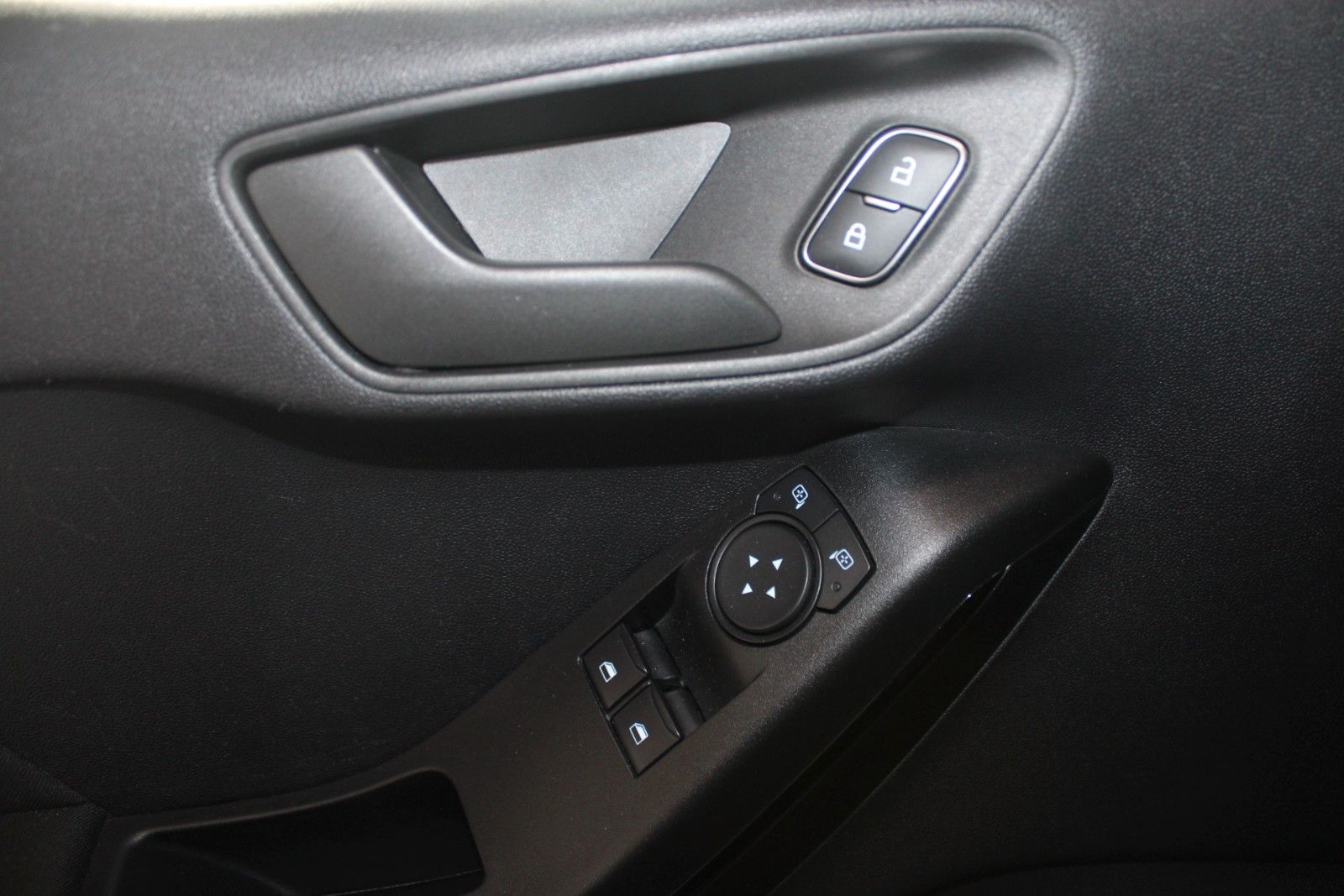 Fahrzeugabbildung Ford Fiesta Trend KLIMA LED WinterPaket PDC 1.Hand