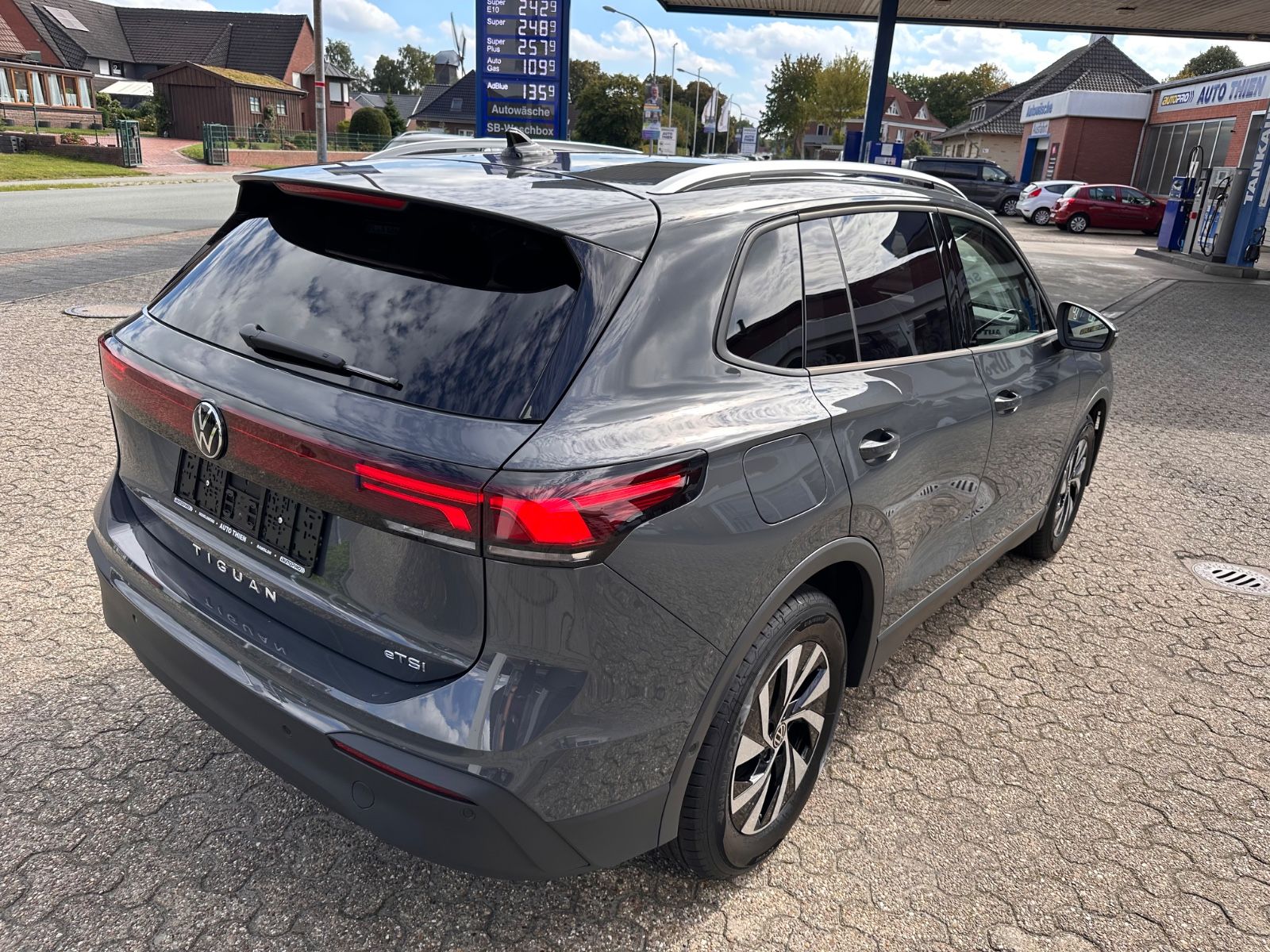 Fahrzeugabbildung Volkswagen Tiguan 1.5 eTSI Life DSG AHK/360°/APP/ACC/Keyles