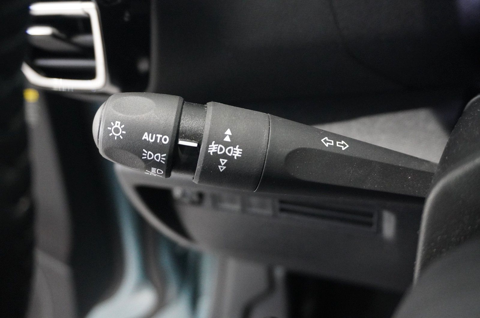 Fahrzeugabbildung Citroën C4 Lim. 1.2T PLUS NAVI/LED/KAMERA/SPORT /VIRTU.