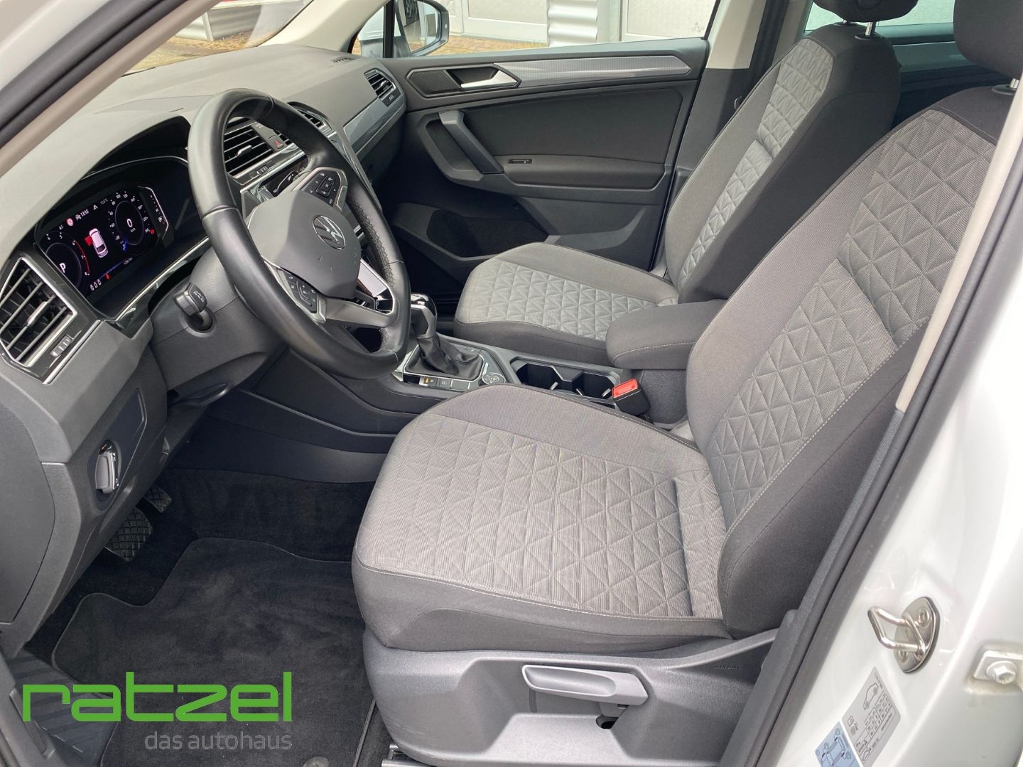 Fahrzeugabbildung Volkswagen Tiguan Life 2.0 TSI 4MOTION RFK Navi AHK LED ACC