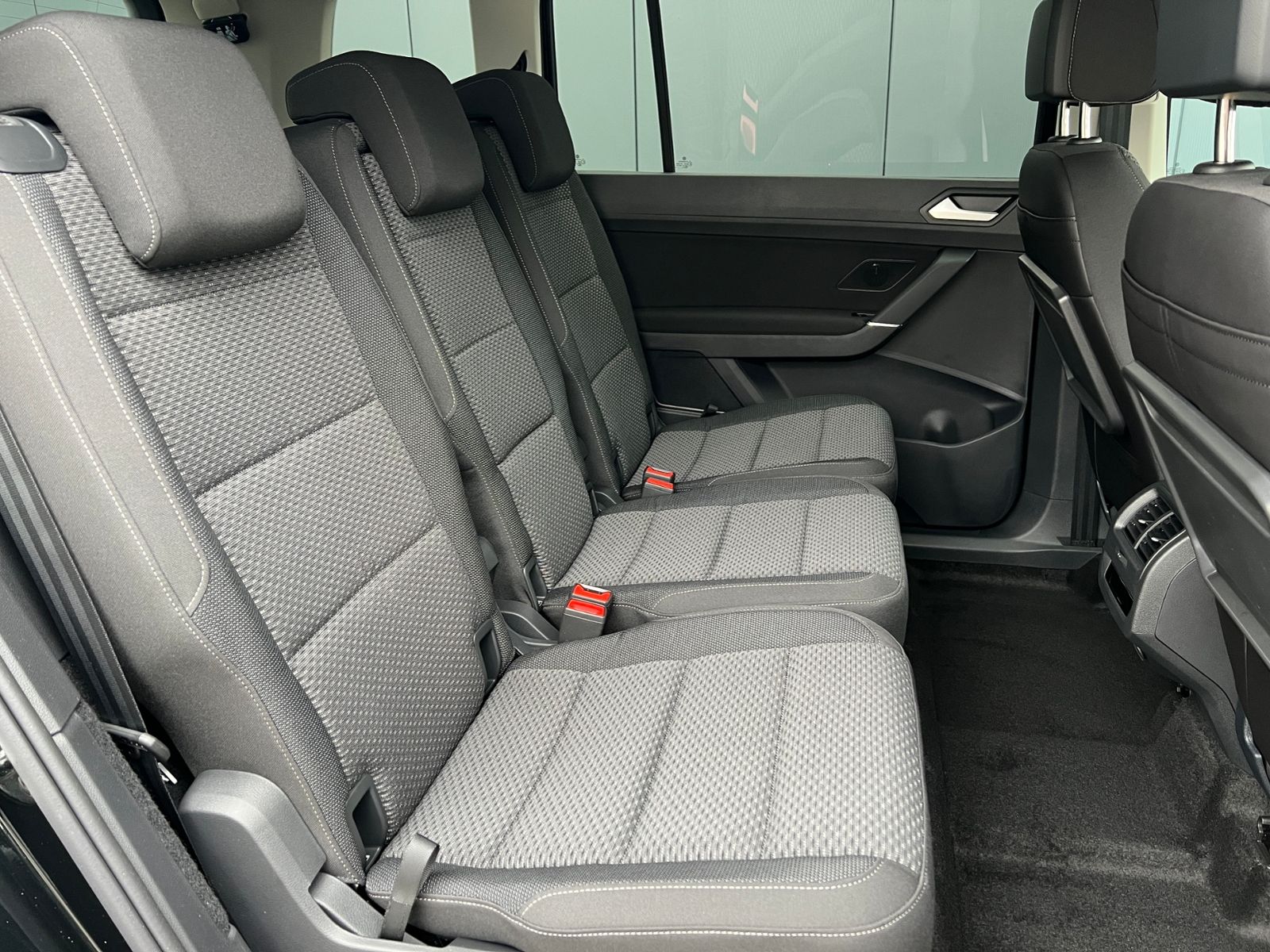 Fahrzeugabbildung Volkswagen Touran Comfortline 1.5 TSI DSG *LED, AHK, 7 Sitz