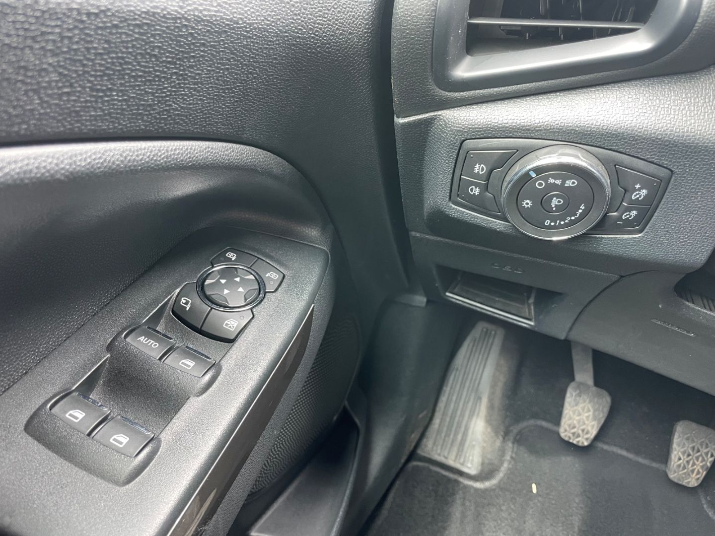 Fahrzeugabbildung Ford EcoSport C&C Klimaanlage Navi PDC SHZ heizb WSS