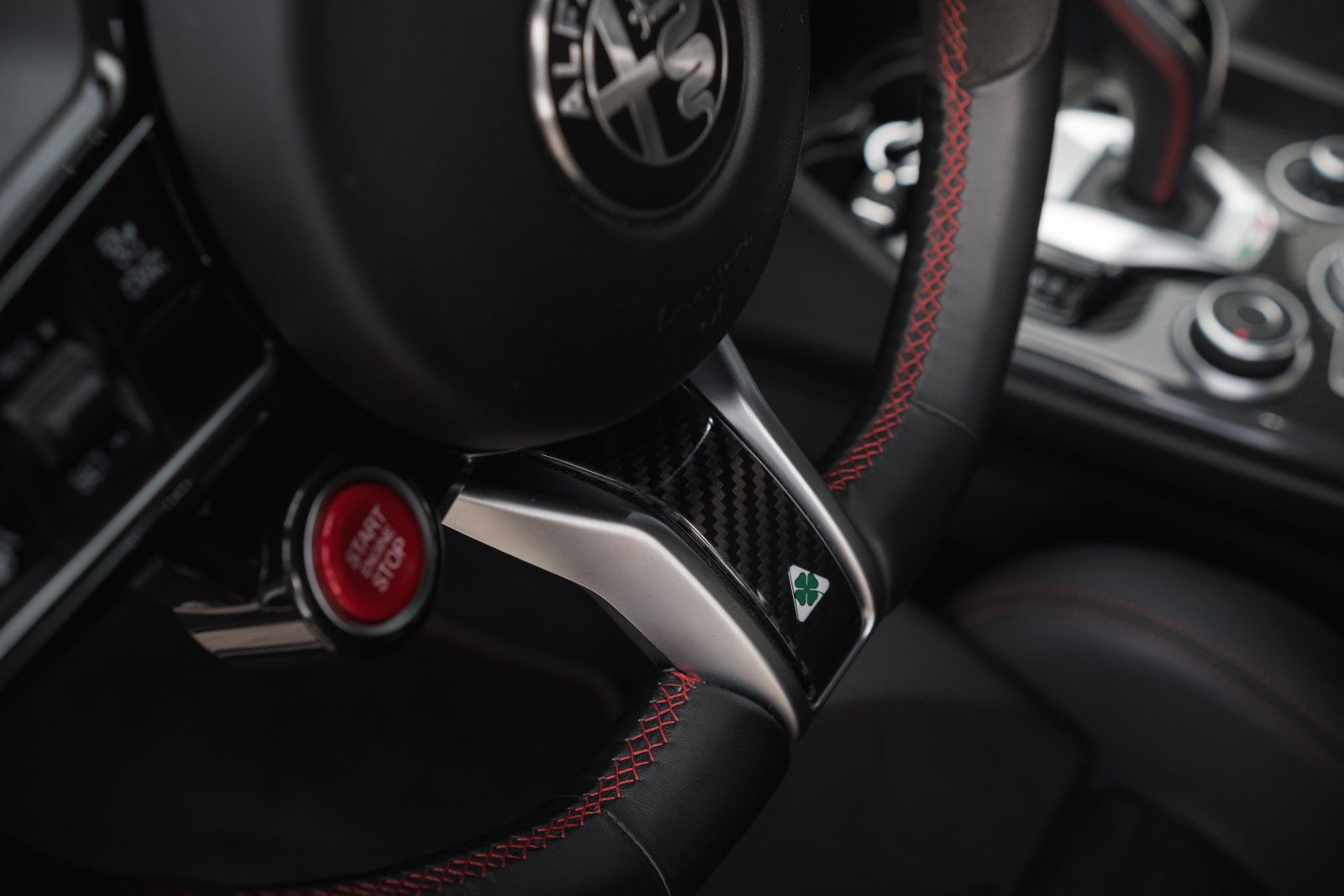 Fahrzeugabbildung Alfa Romeo Giulia Quadrifoglio-Akrapovic-HarmanKardon
