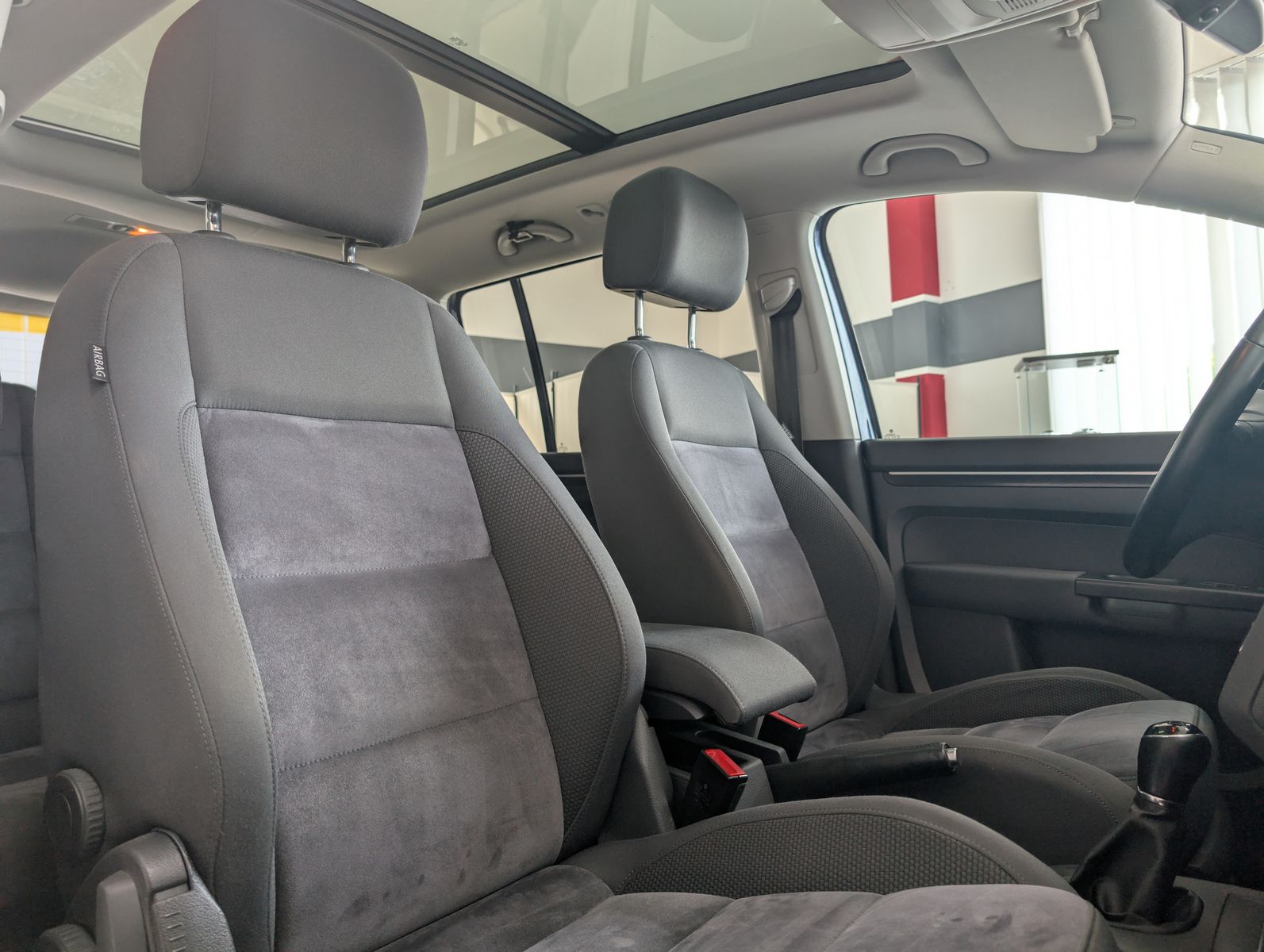 Fahrzeugabbildung Volkswagen Touran 2.0 TDI Highline PANO AHK PDC APP XENON